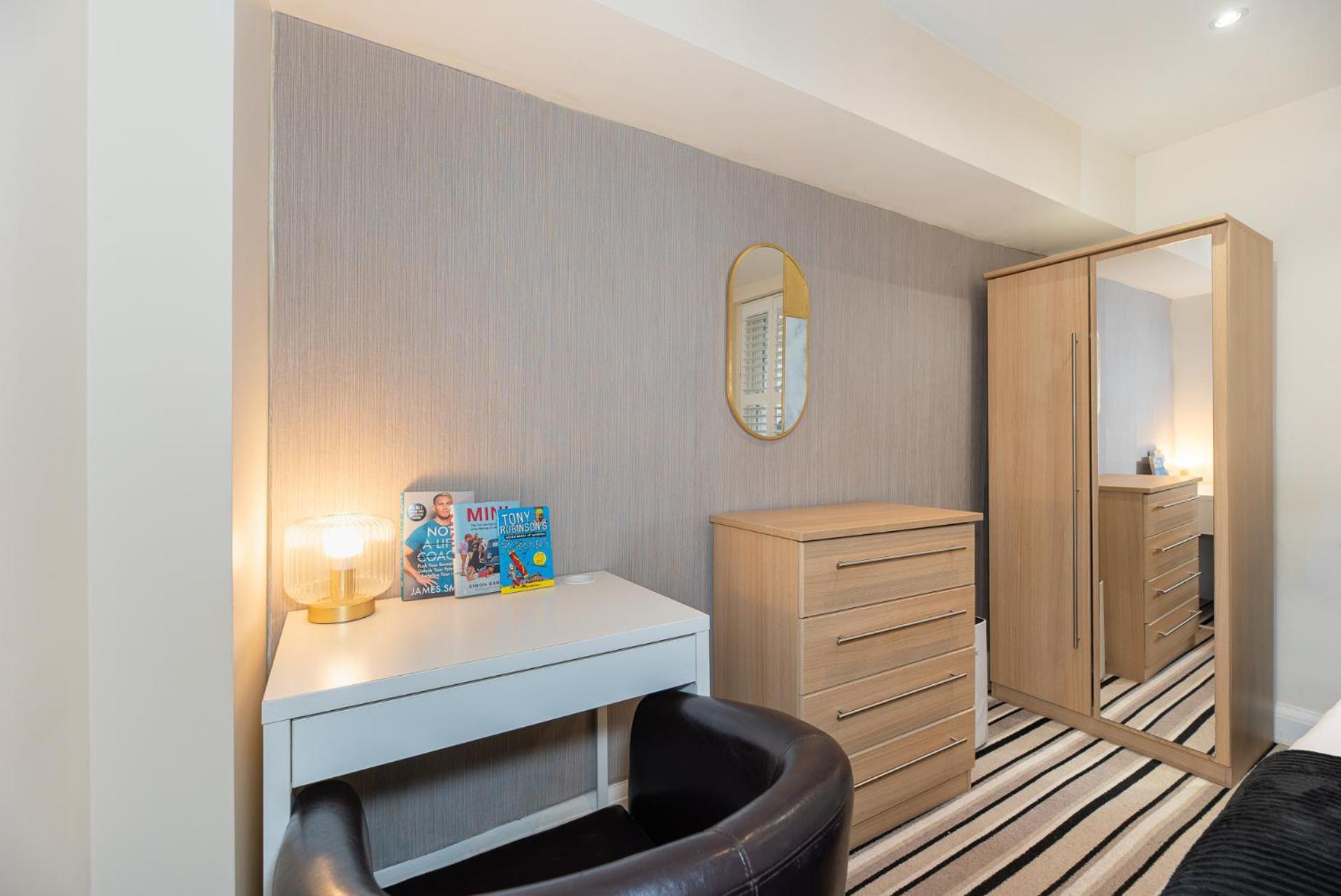 3 Bedroom With Private Terrace In Pimlico, Westminster, Victoria London