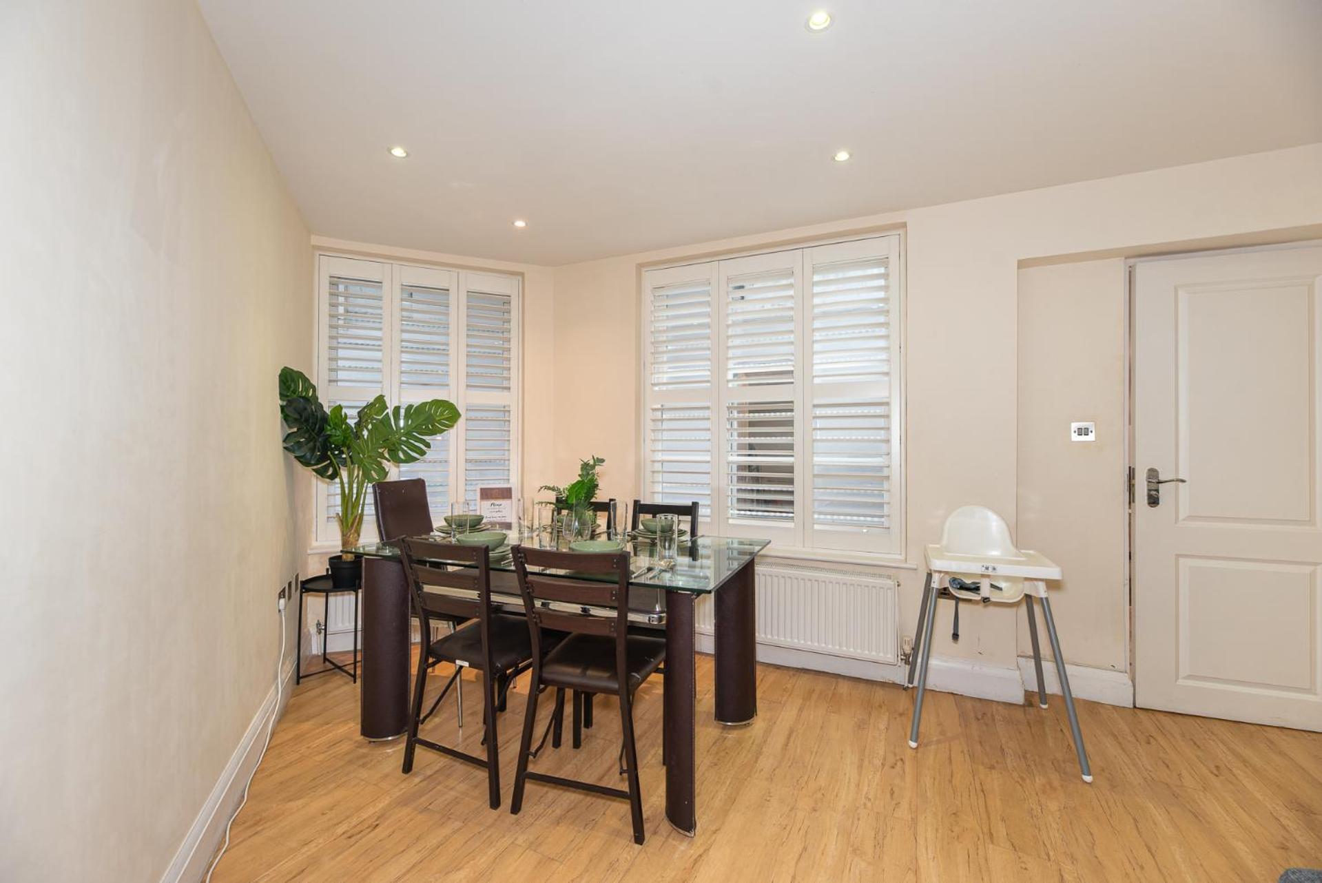 Apartment 3 Bedroom With Private Terrace In Pimlico, Westminster, Victoria London
