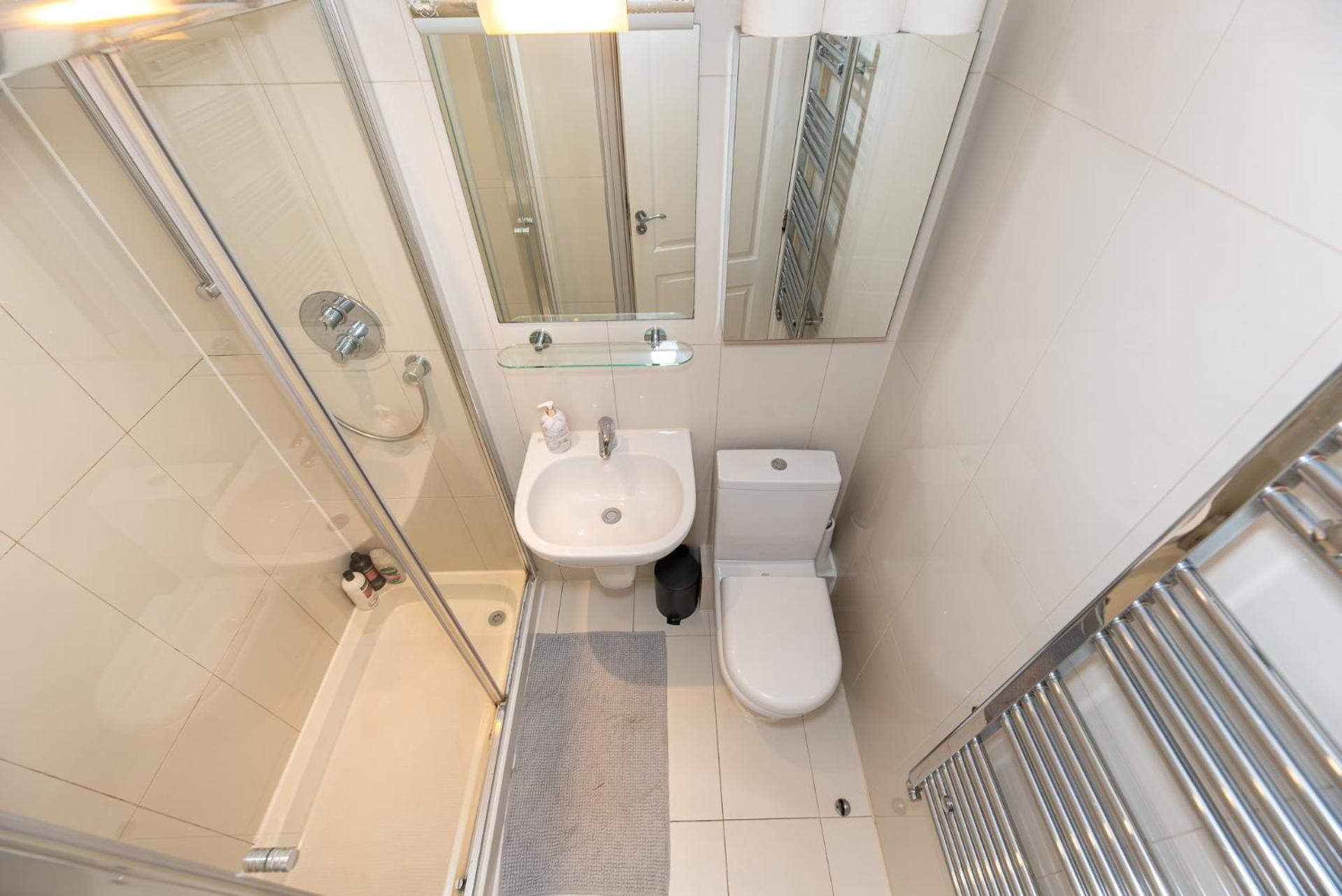 Apartment 3 Bedroom With Private Terrace In Pimlico, Westminster, Victoria London