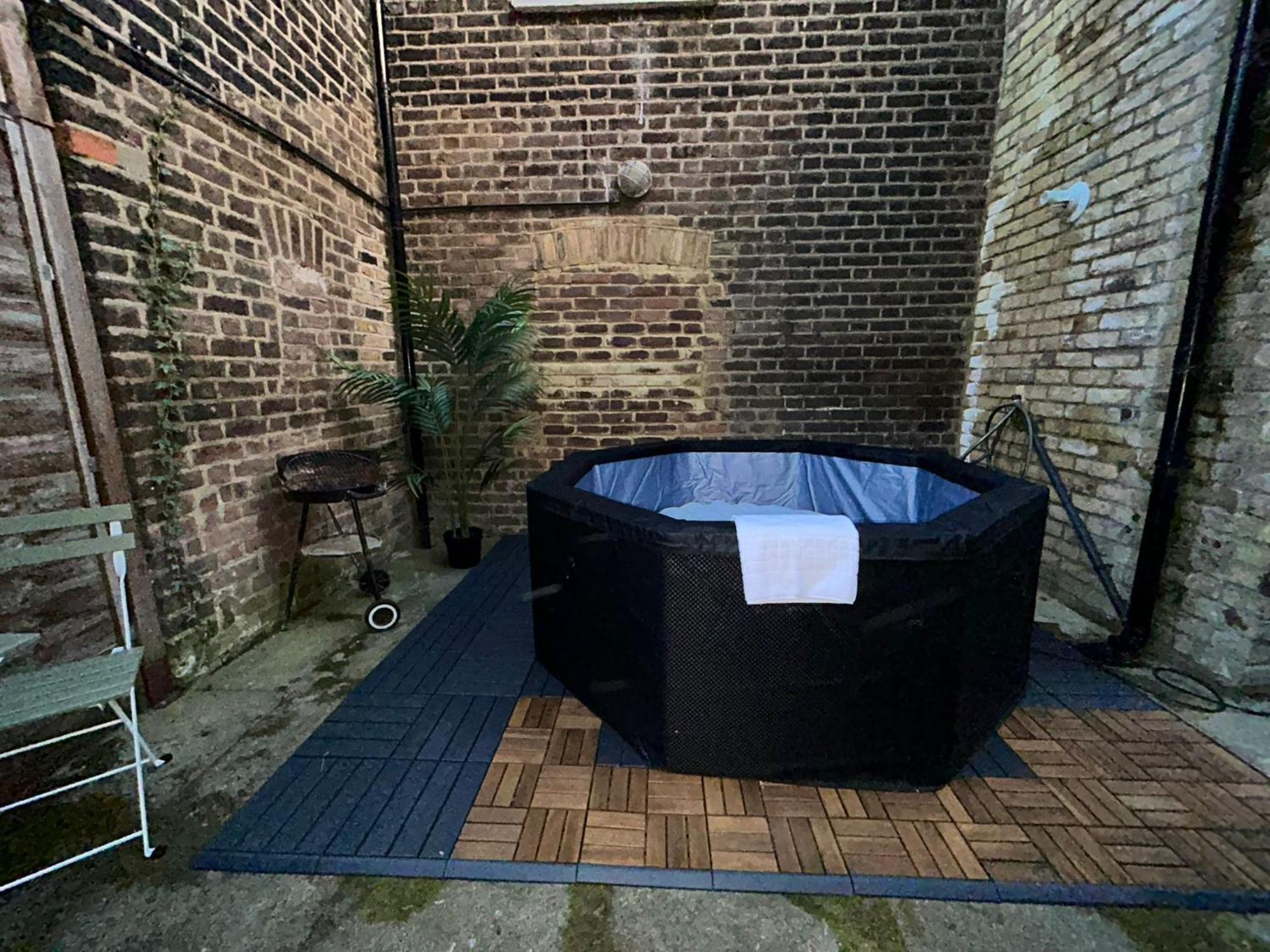Holiday home Camden Coach House By Livestay Short Lets & Serviced With Terrace Retreat & Parking