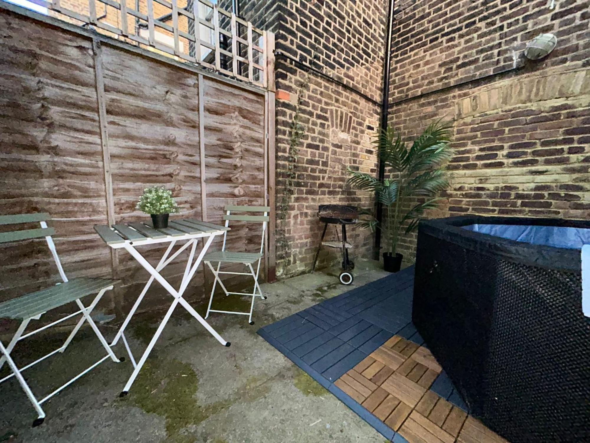 Holiday home Camden Coach House By Livestay Short Lets & Serviced With Terrace Retreat & Parking *