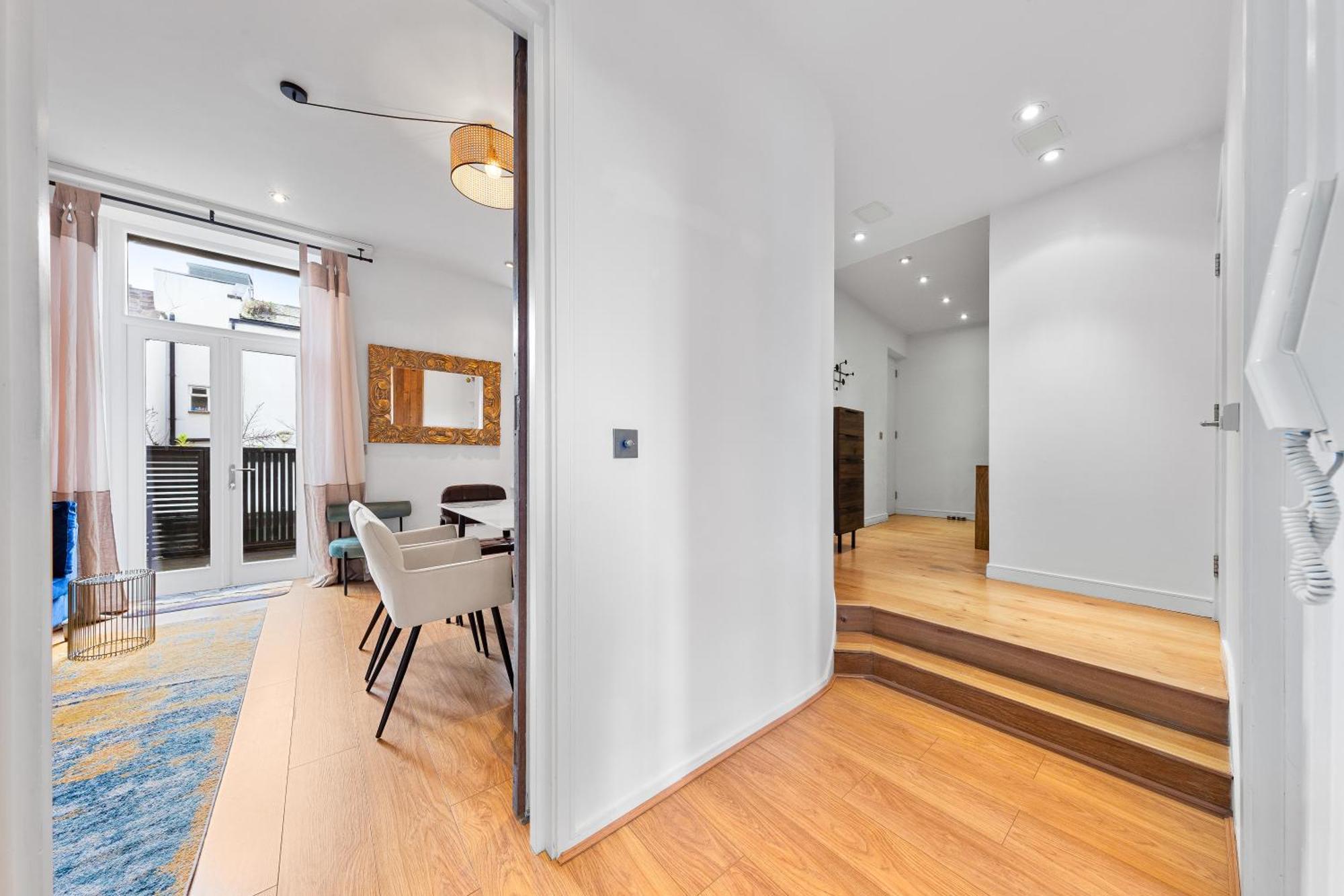 Designer Victorian Flat With Huge Terrace London