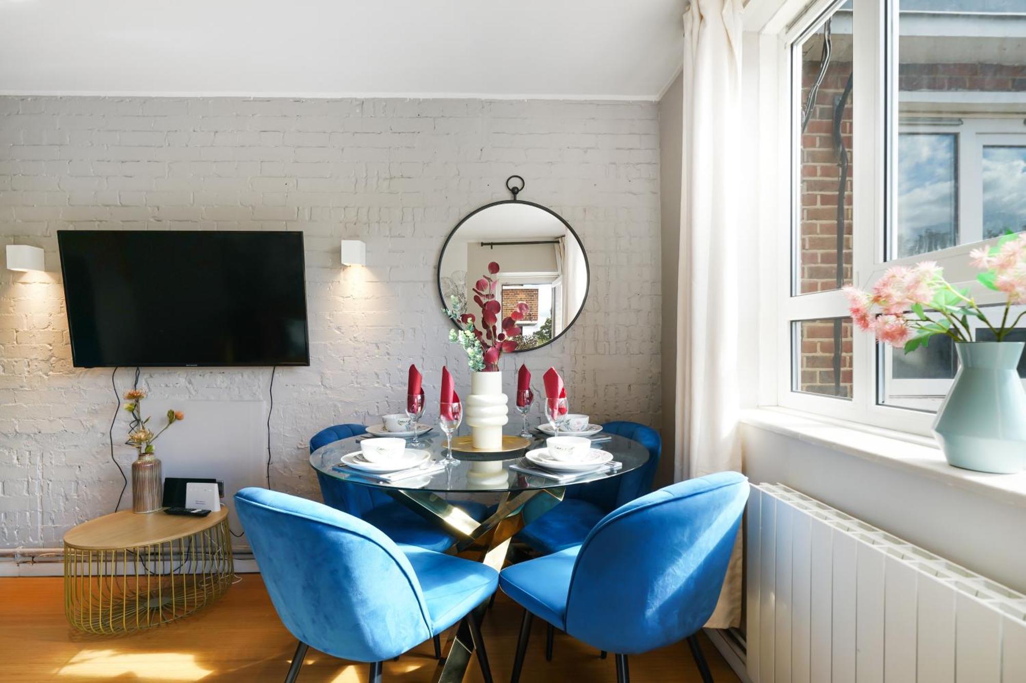 Lovely 2 Bedroom Flat In London-balcony - Sleeps 6 Apartment