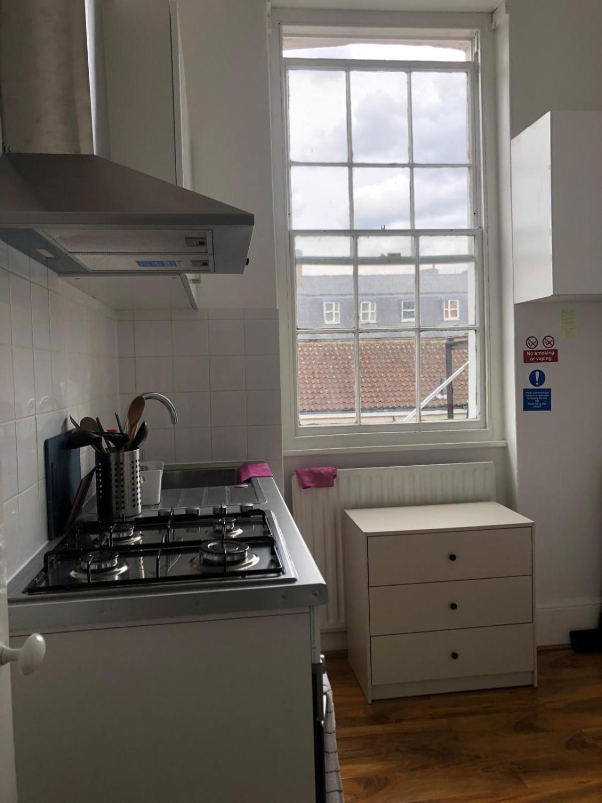 Gasthuis Comfy Private Bedrooms Across The Euston Station