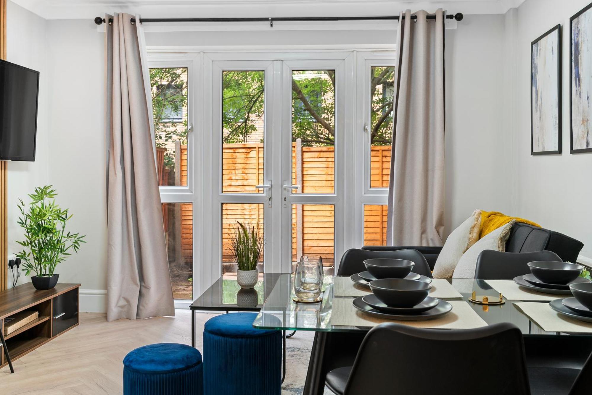 Apartment Zone 2 Stylish 3 Bedroom Long Special Prices Free Parking *