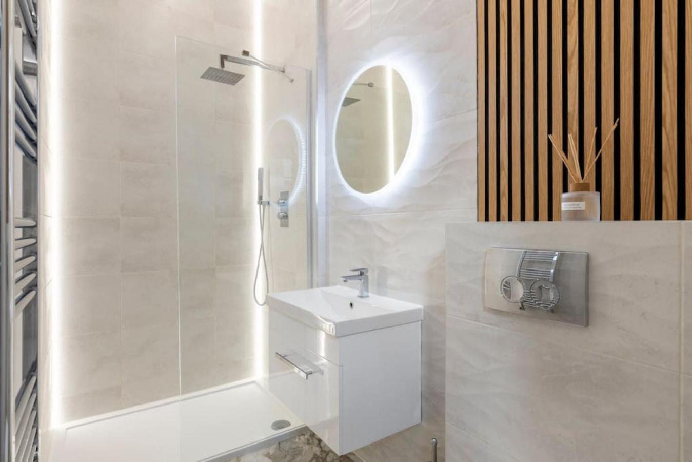 5 Star Accommodation, 2 Minutes To Brent Cross Station Apartment *