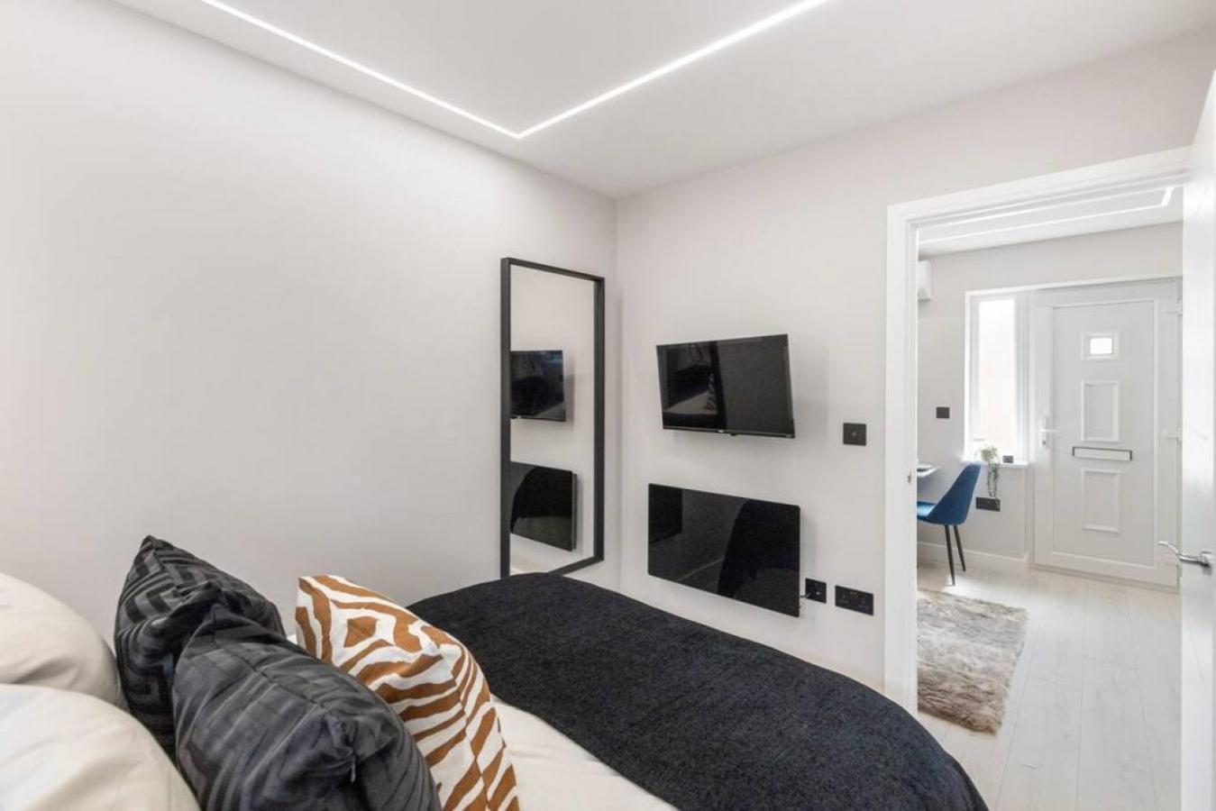 Robins - Brent Cross Apartment London
