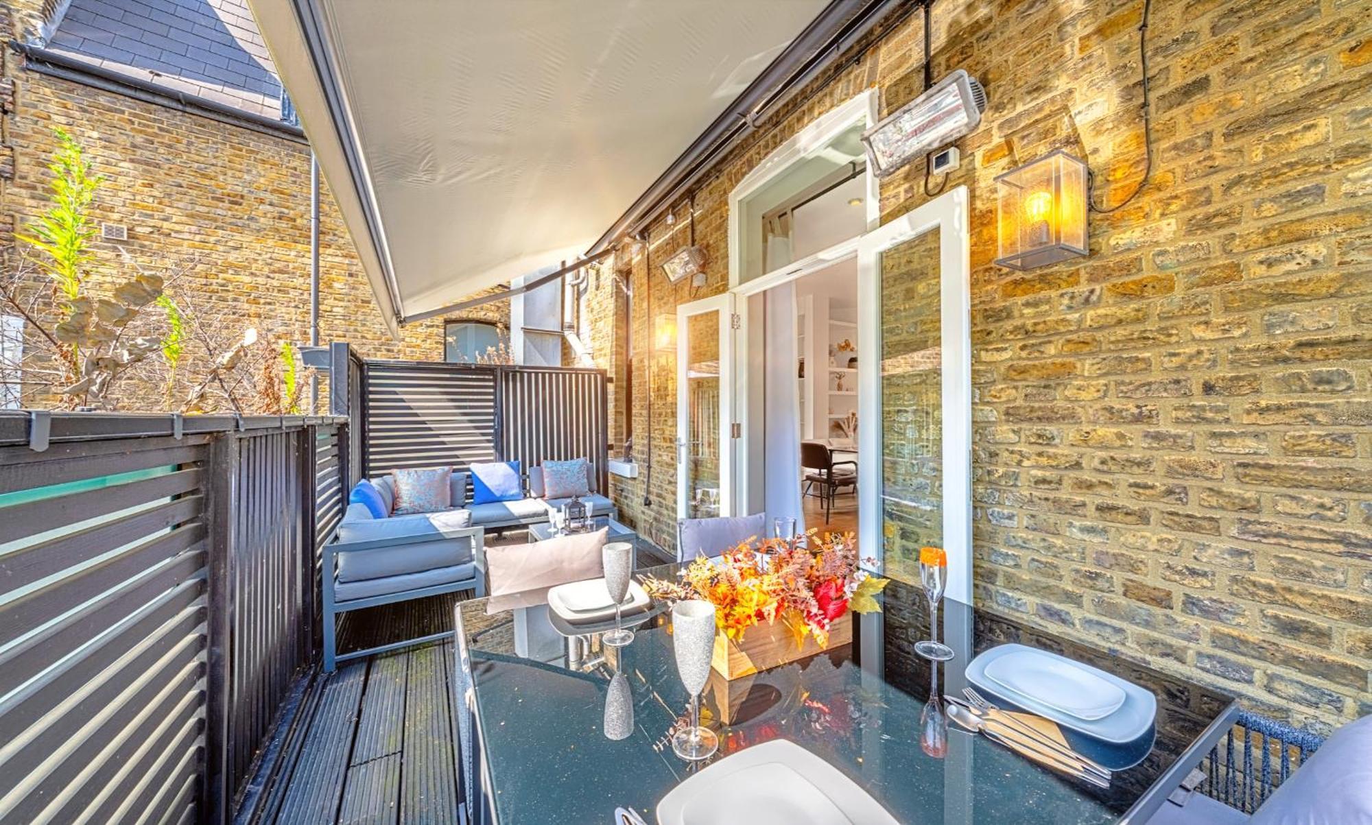 Designer Victorian Flat With Huge Terrace London