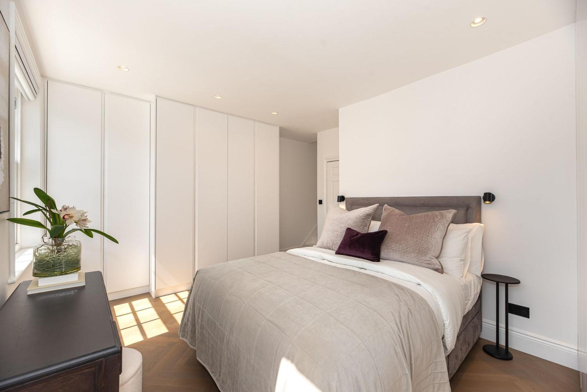 Elegant And Bright 3-bed Flat Near Sloane Square London