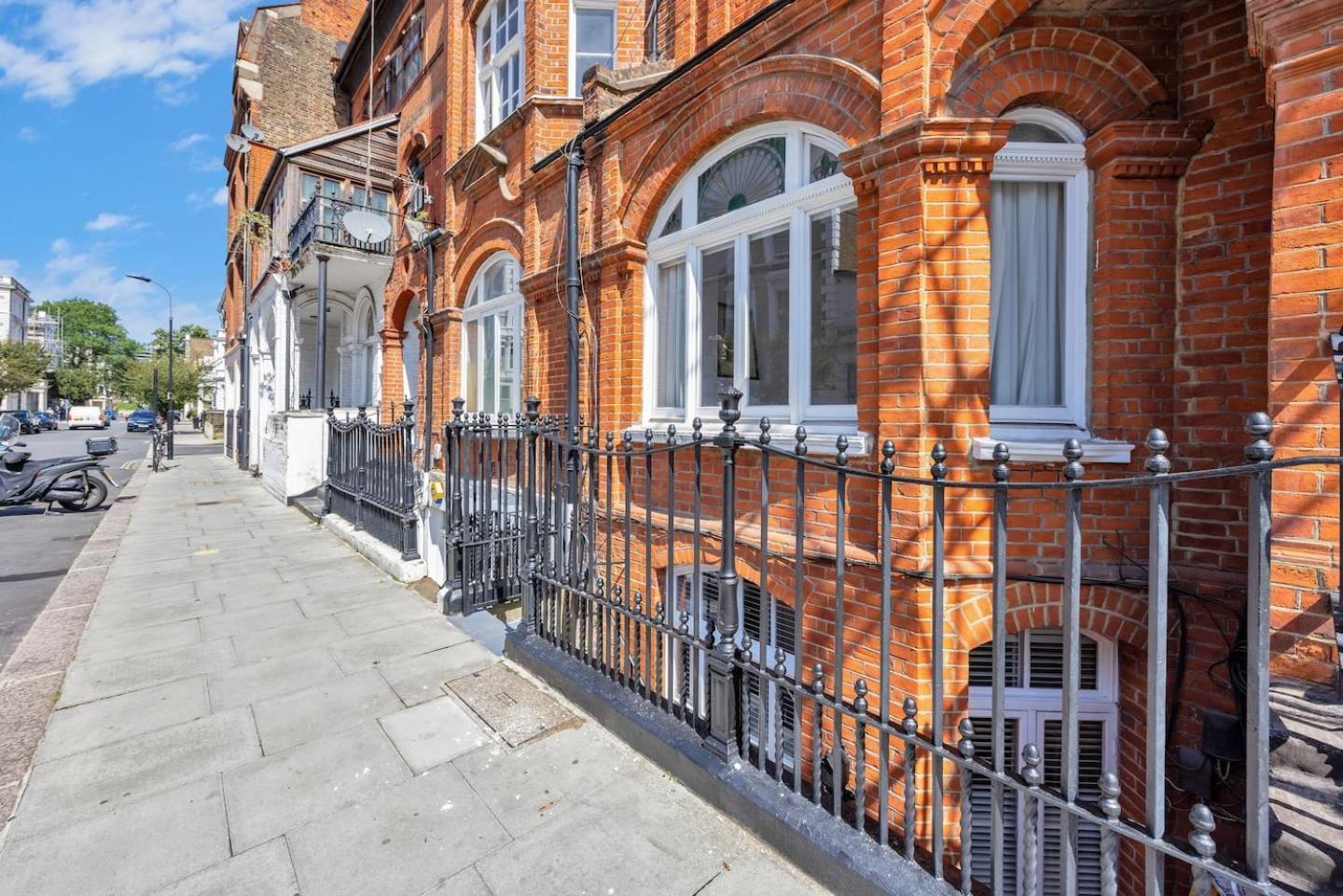 3 Bedroom 2 Bathroom Victorian Flat In Kensington *
