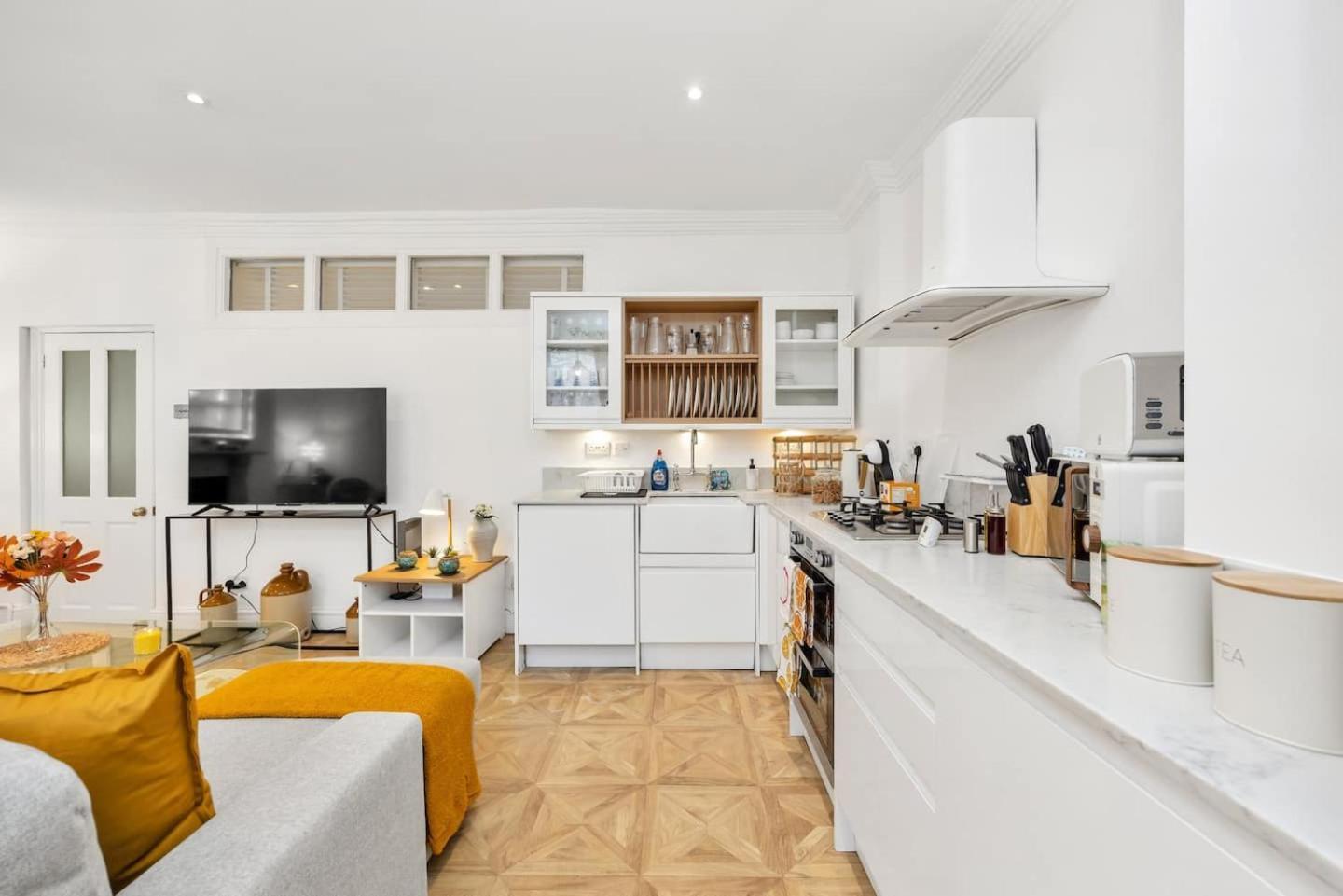 3 Bedroom 2 Bathroom Victorian Flat In Kensington * Londen