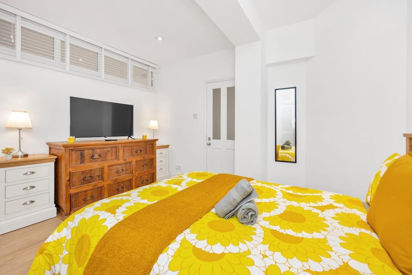 3 Bedroom 2 Bathroom Victorian Flat In Kensington *