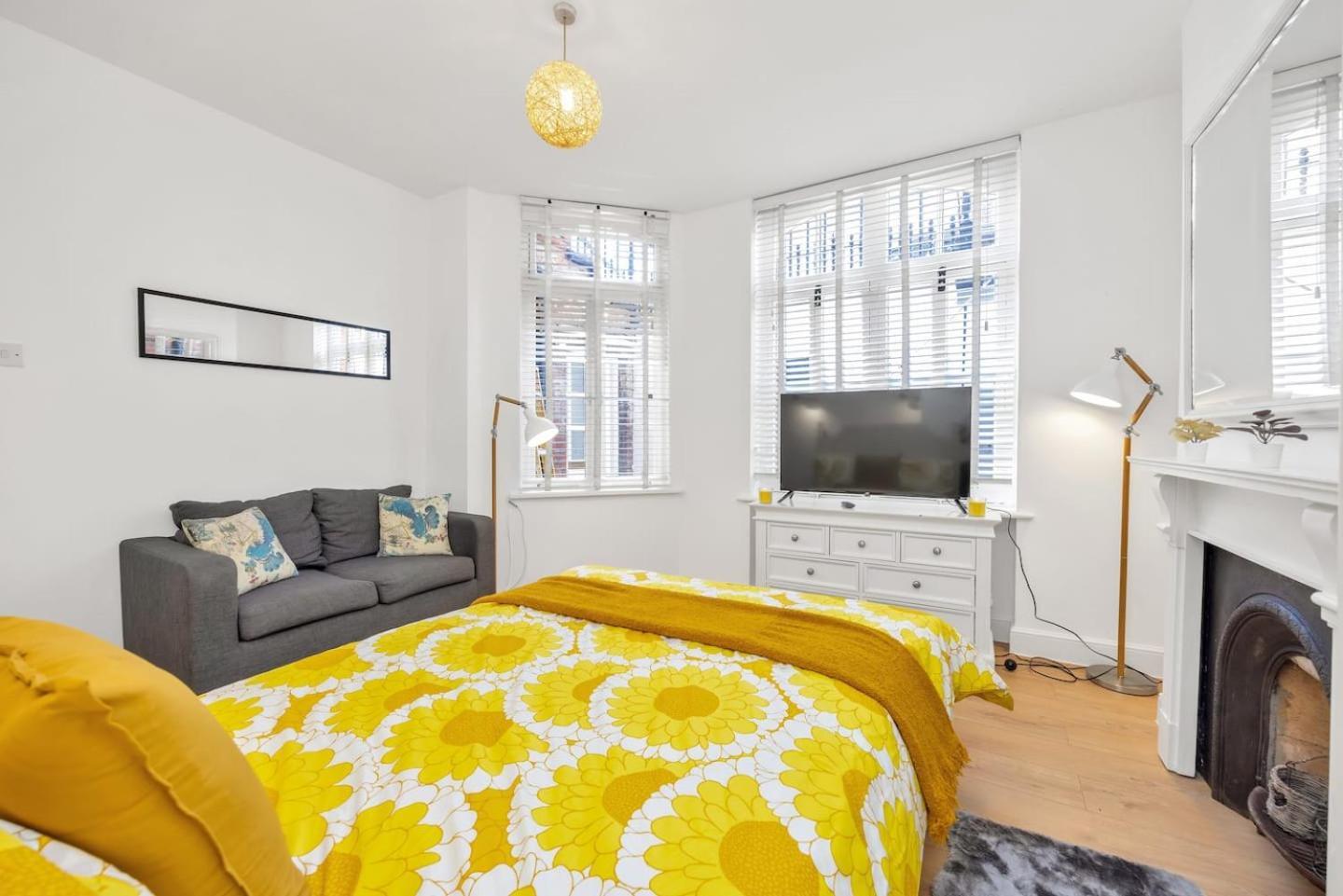 3 Bedroom 2 Bathroom Victorian Flat In Kensington *