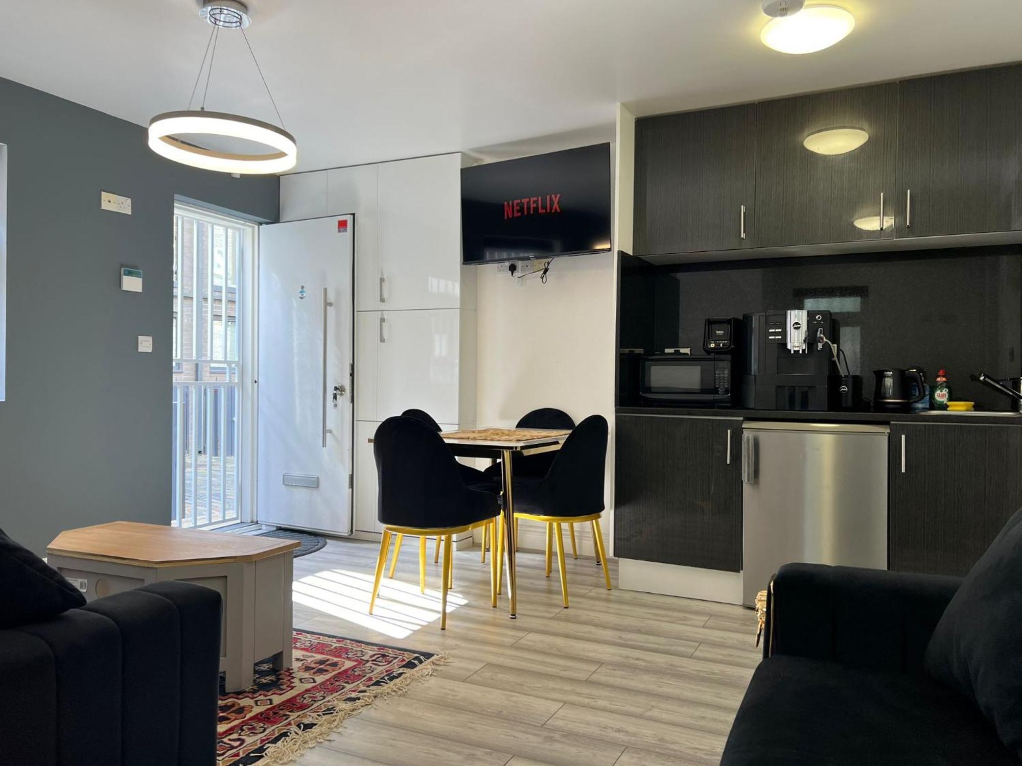 Modern Comfort One Bed Flat In Golders * London