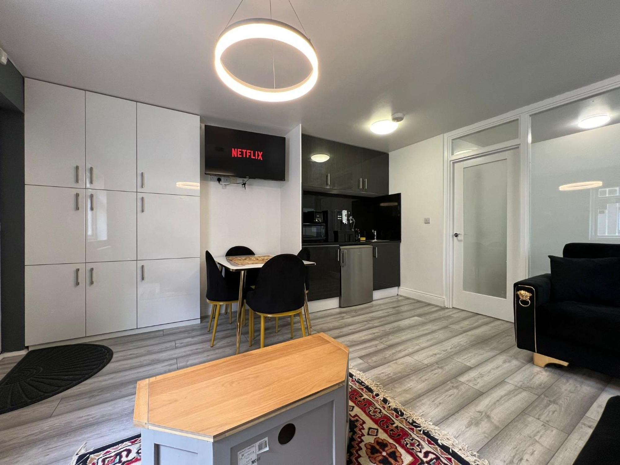 Modern Comfort One Bed Flat In Golders *