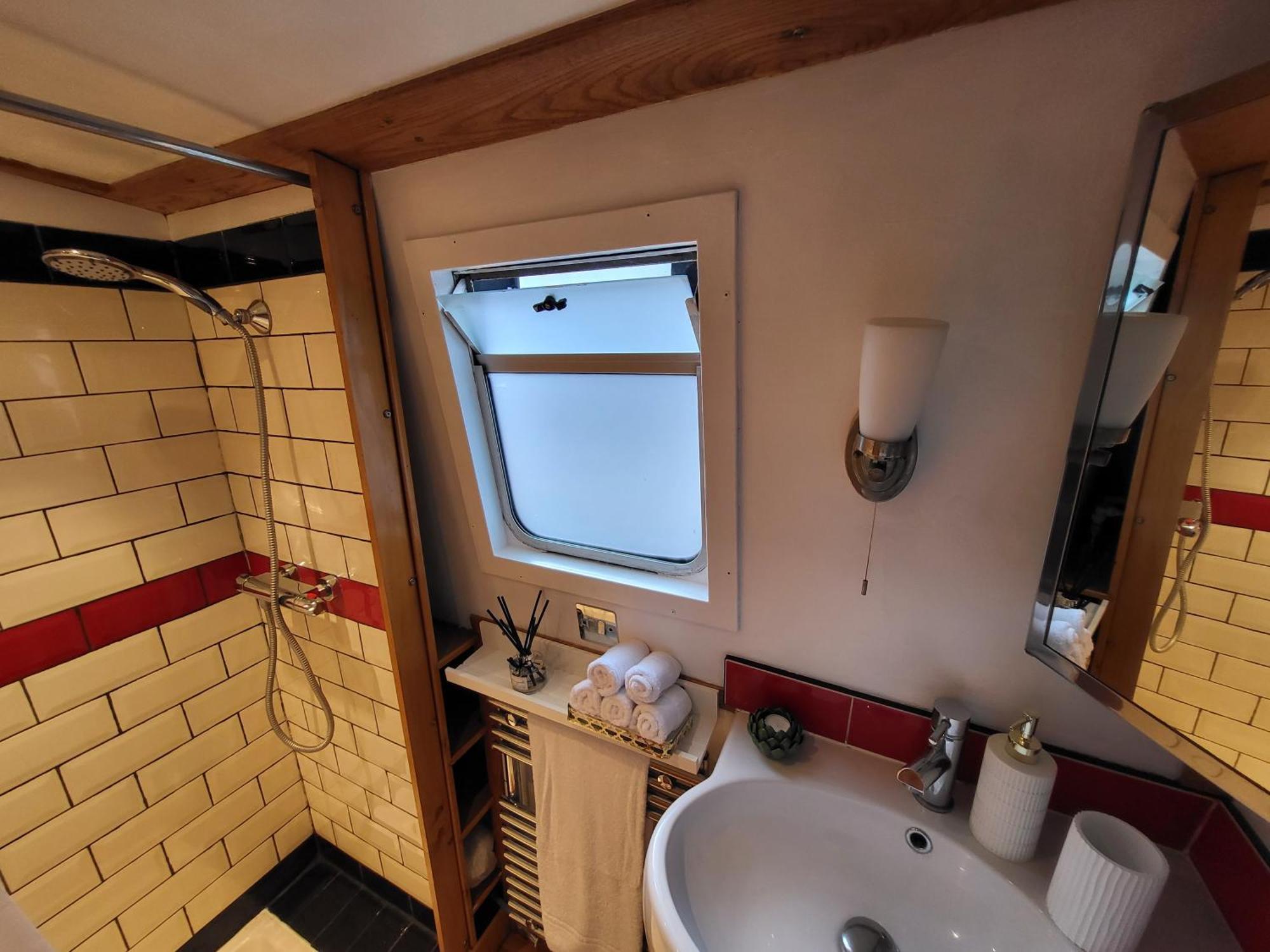 Hotel en barco Cosy Canal Boat In Little Venice For Family & Friends