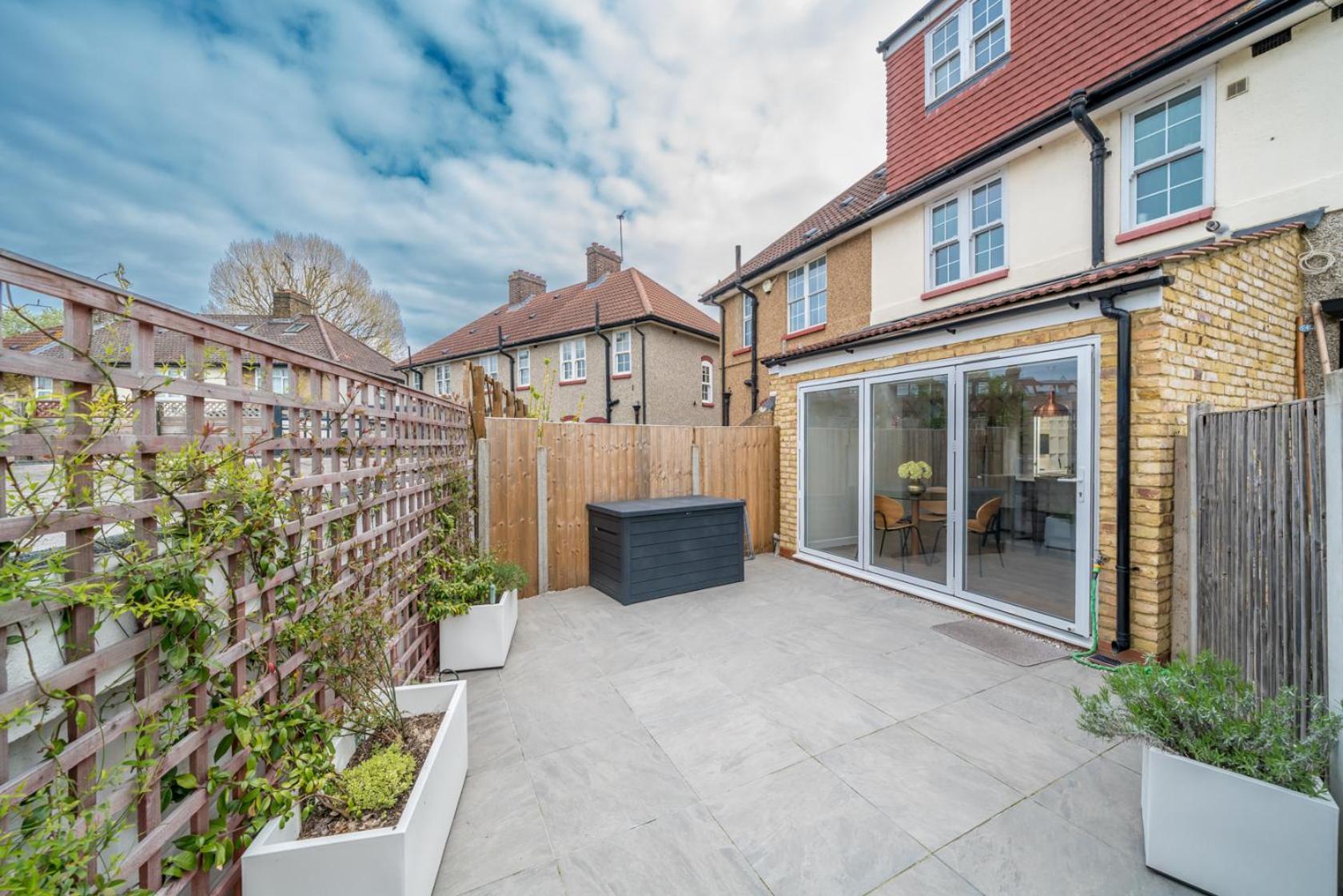 Urban Escape - Spacious 3-bedroom Close To Canary Wharf Holiday home London