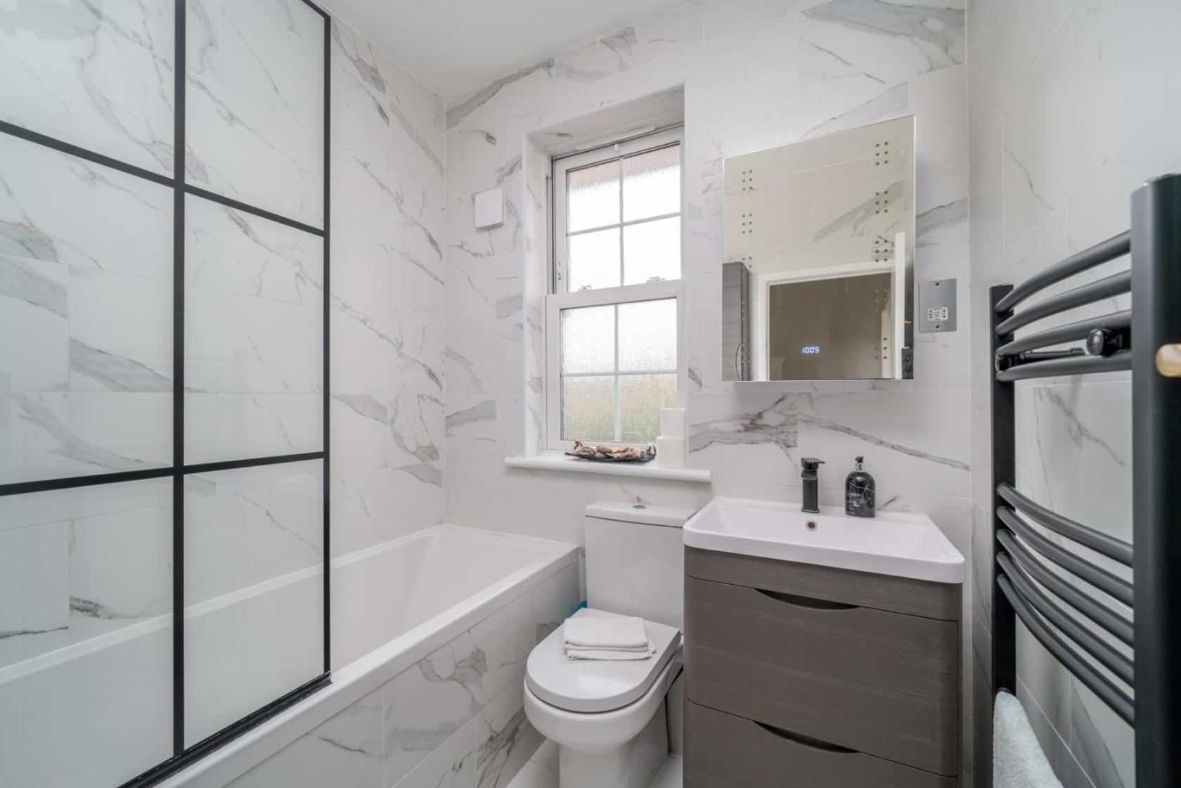 Urban Escape - Spacious 3-bedroom Close To Canary Wharf Holiday home *