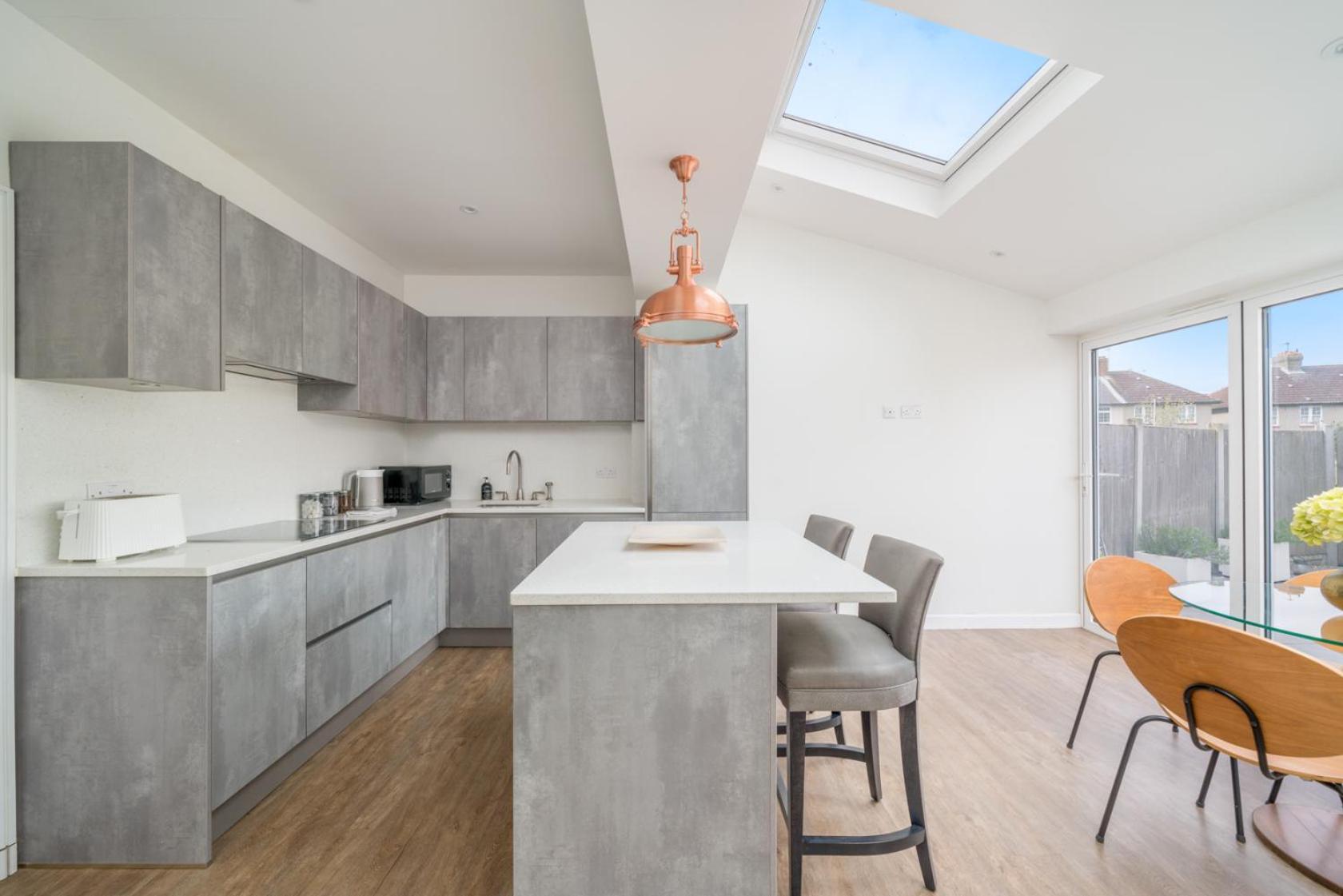 Urban Escape - Spacious 3-bedroom Close To Canary Wharf Holiday home *