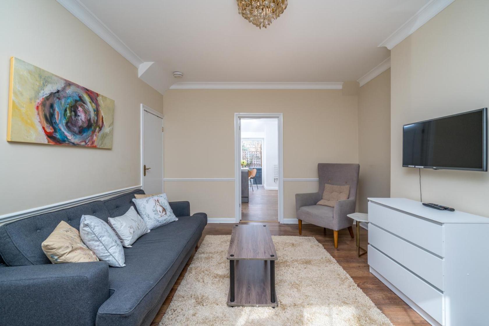 Urban Escape - Spacious 3-bedroom Close To Canary Wharf Holiday home London