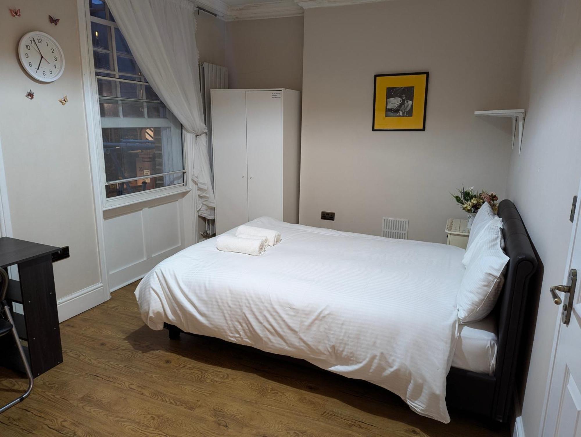Guest house Kingdom Holiday - 709 Commercial Road