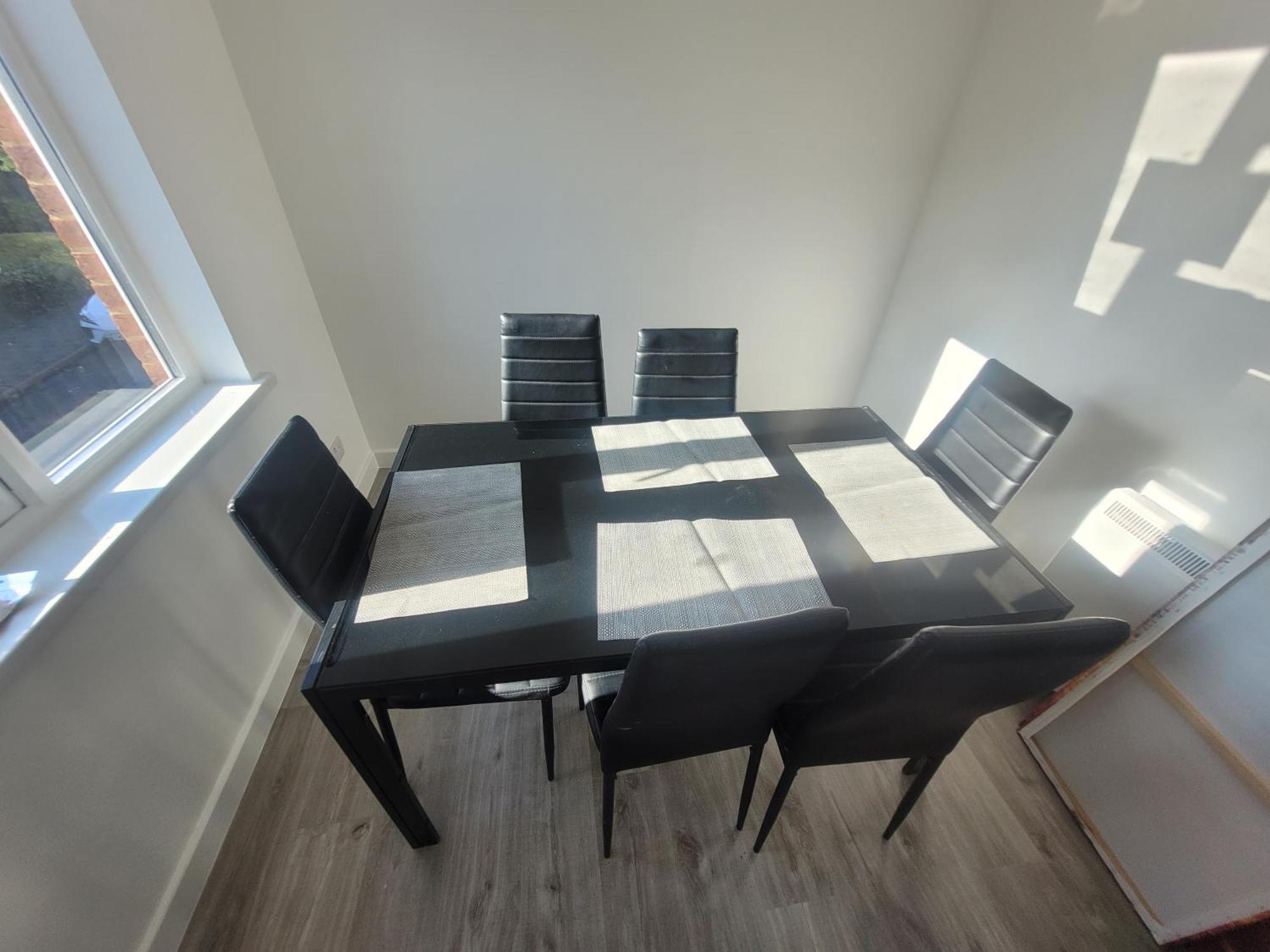 Private Rm In A 2 Bed Near 4 Train Stations London