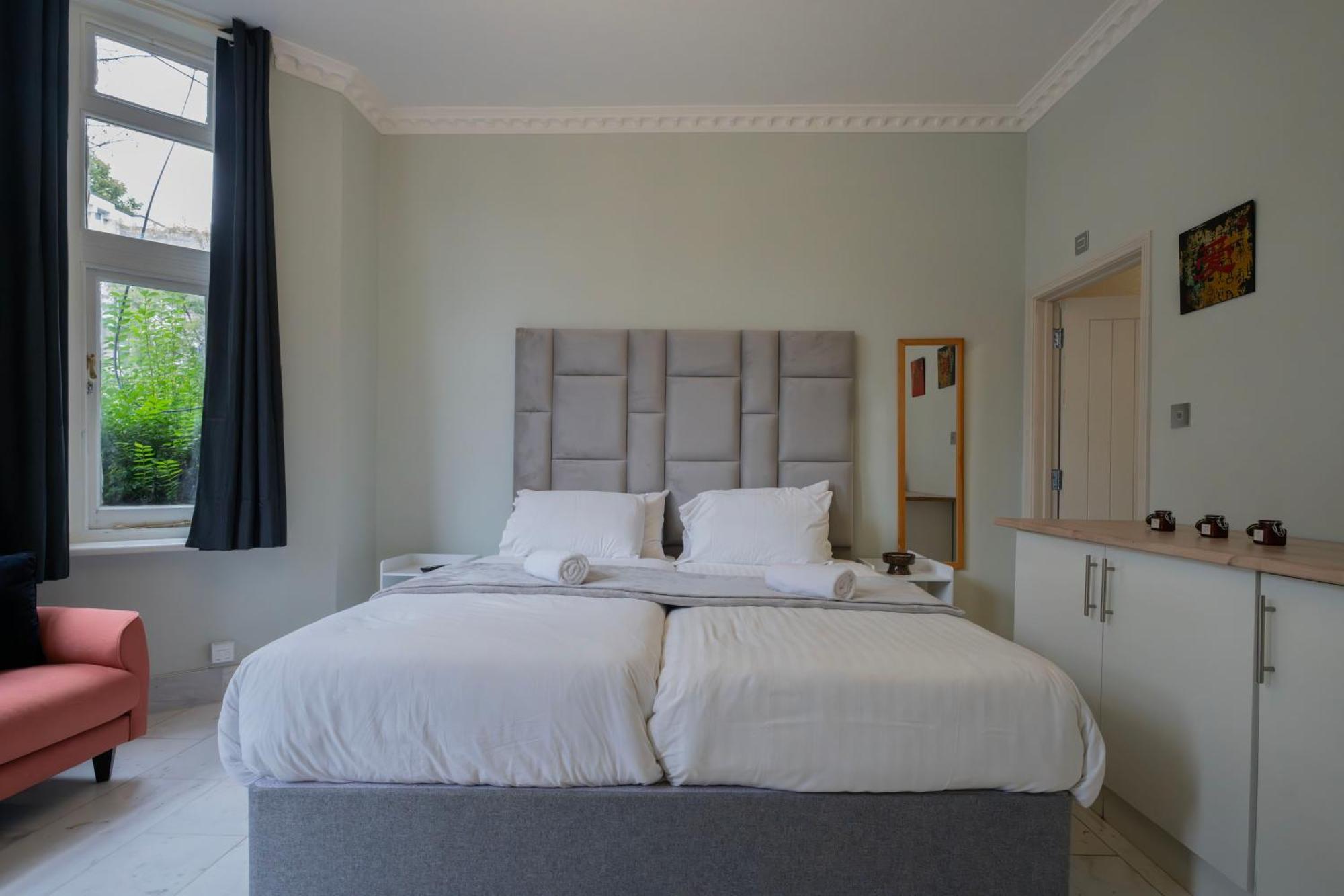 Finchley Road & By Primecityhosts *