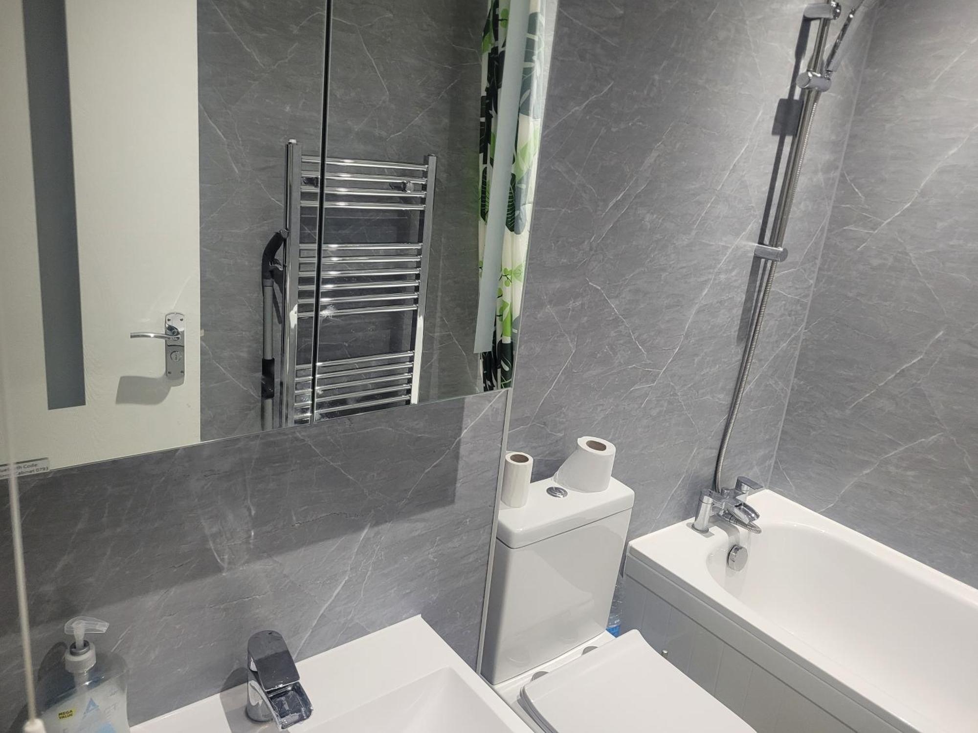 Private Rm In A 2 Bed Near 4 Train Stations London
