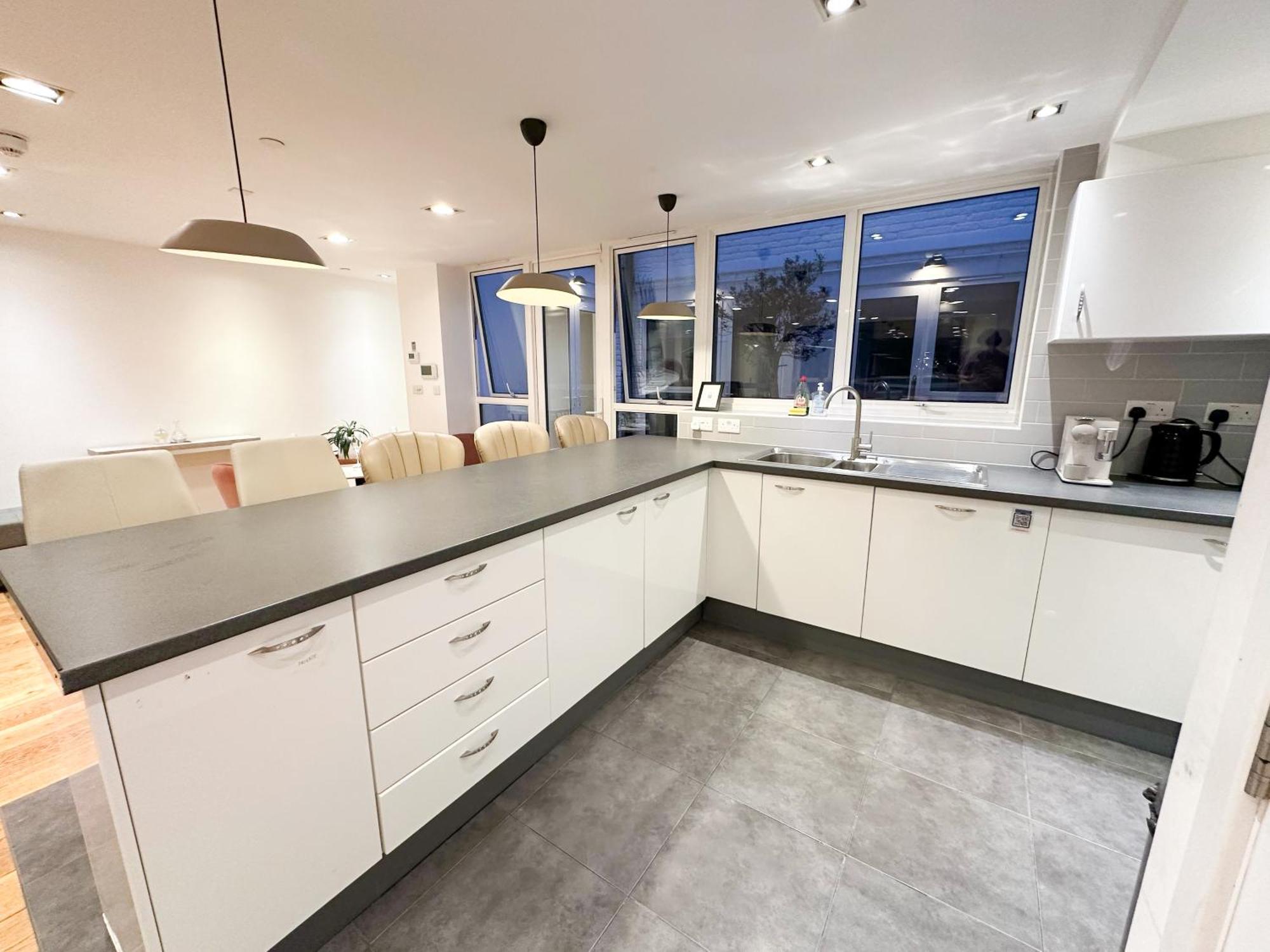 Chic 3 Bedroom Flat With Private Terrace In Holloway Near Finsbury Park
