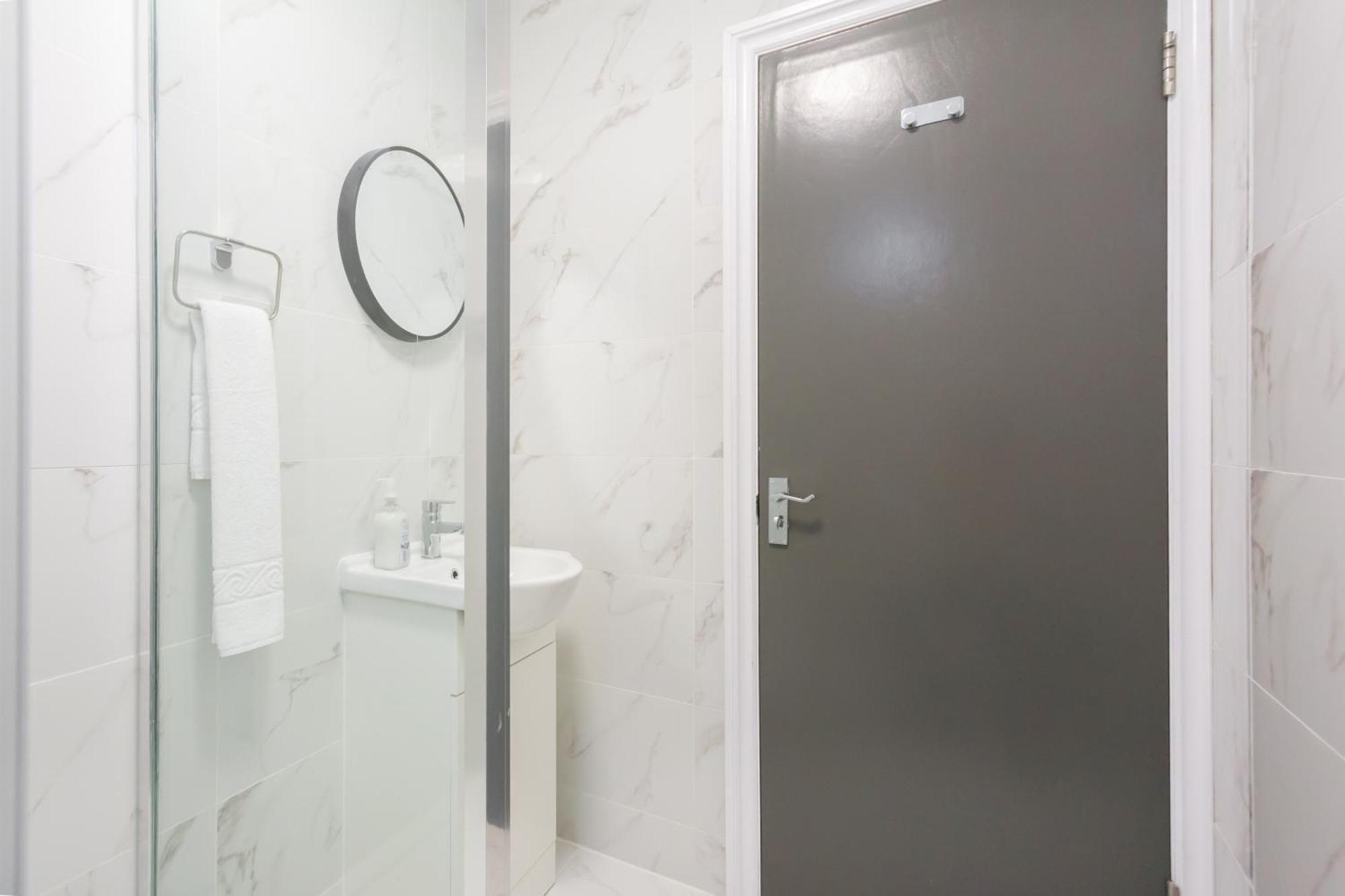 Guest house Studio9 - Next To Emirates Stadium - Budget With Shared Bathroom *