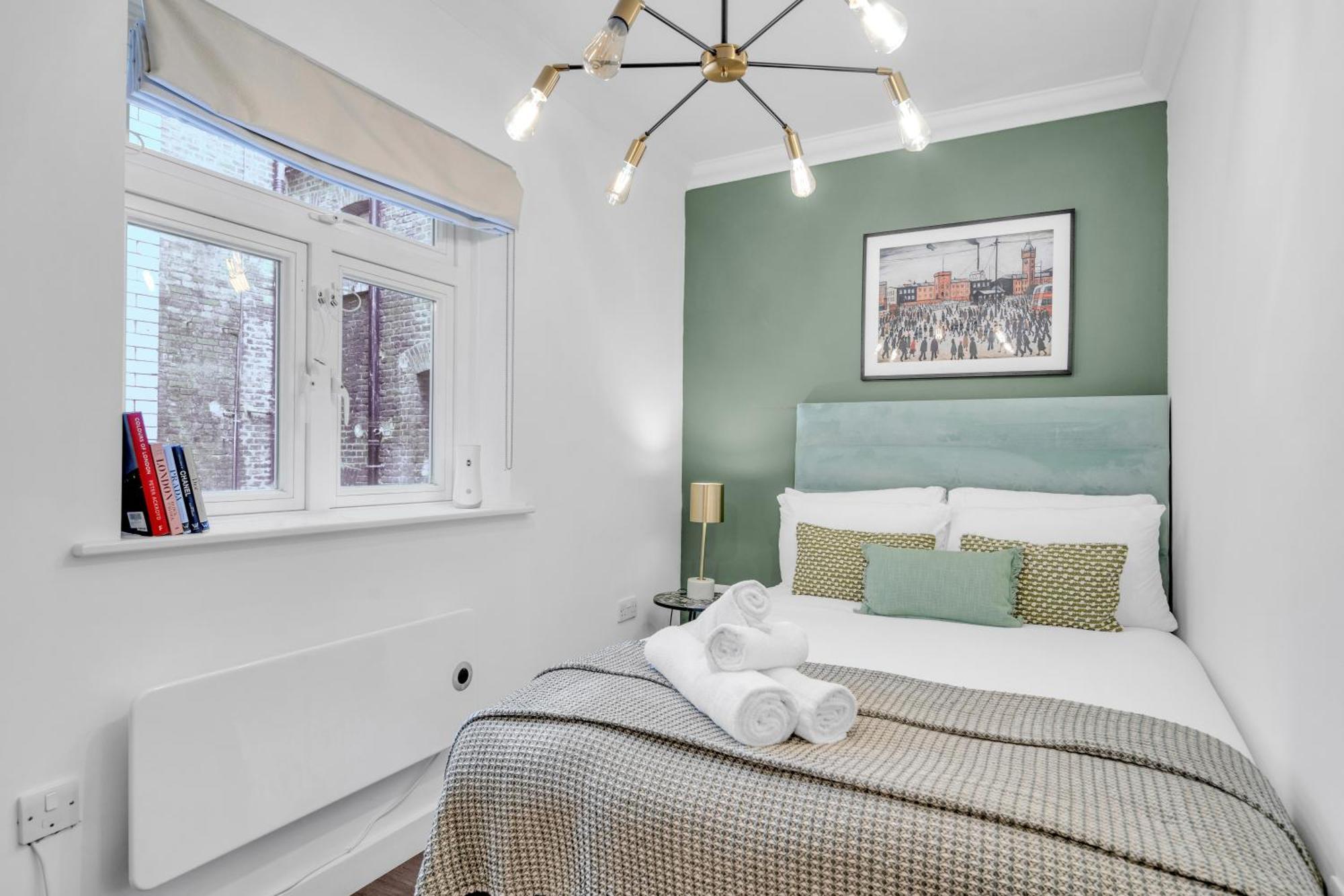 Urban Elegance Luxury Living With Kitchenette Apartment London