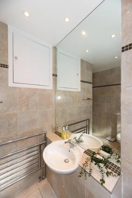Discover 2 Bedroom In Kensington Appartement Londen