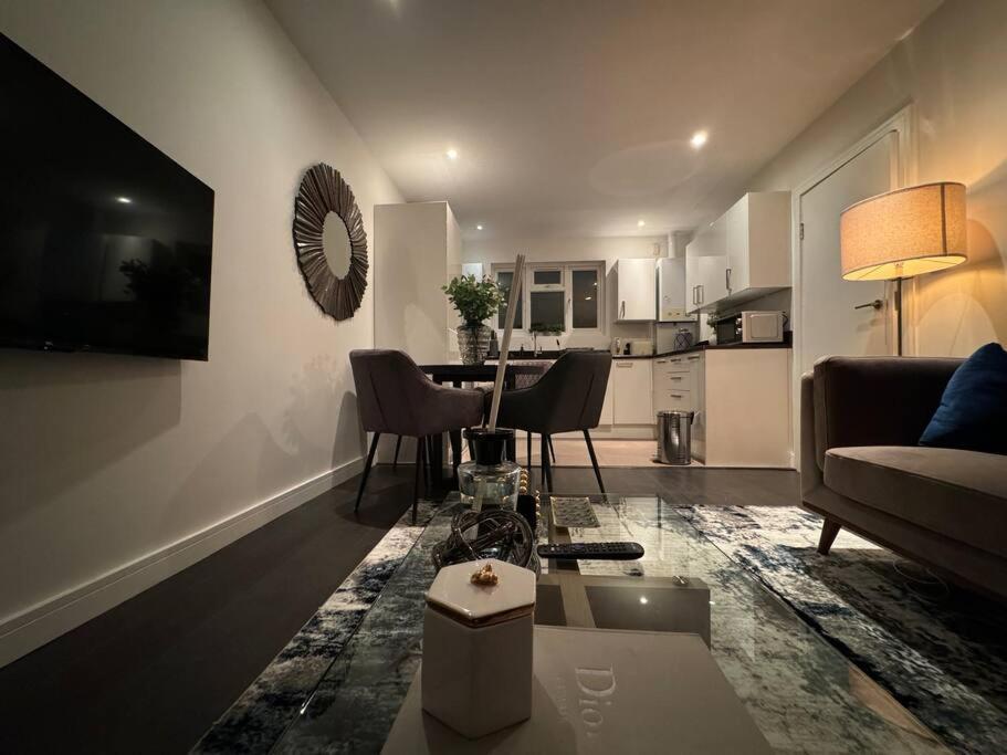 Luxxe 2br 2ba Duplex 5 Mins From Hither St - 65c Apartment London