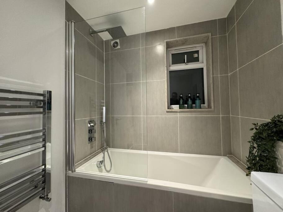 Luxxe 2br 2ba Duplex 5 Mins From Hither St - 65c * London