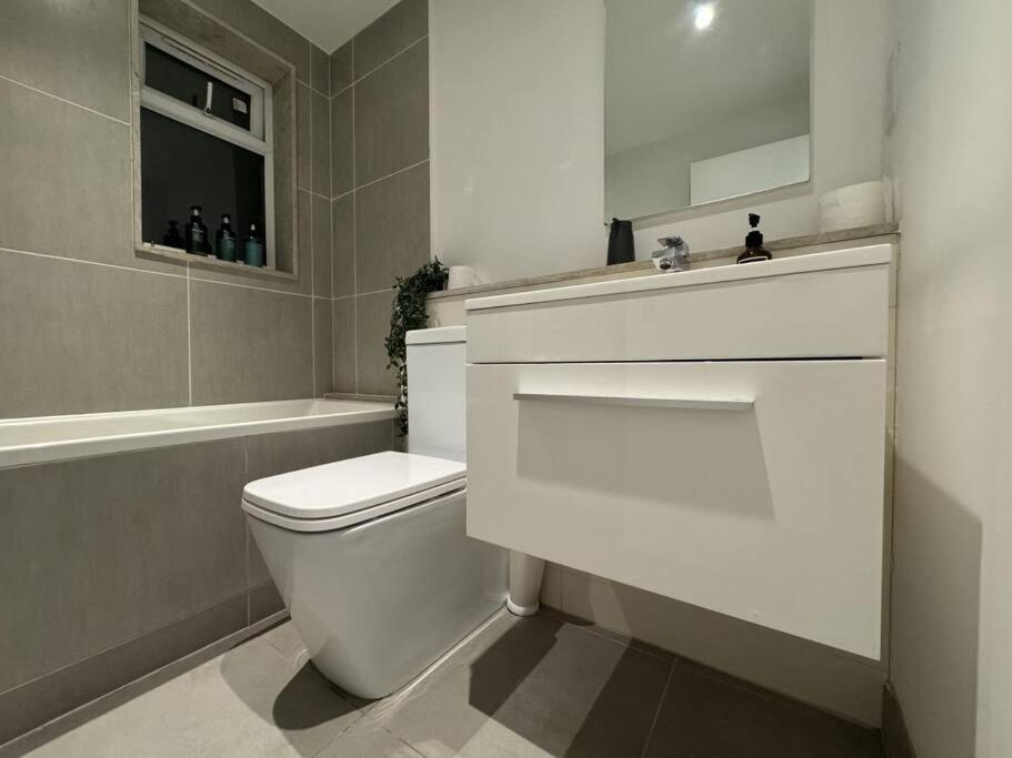 Luxxe 2br 2ba Duplex 5 Mins From Hither St - 65c * London