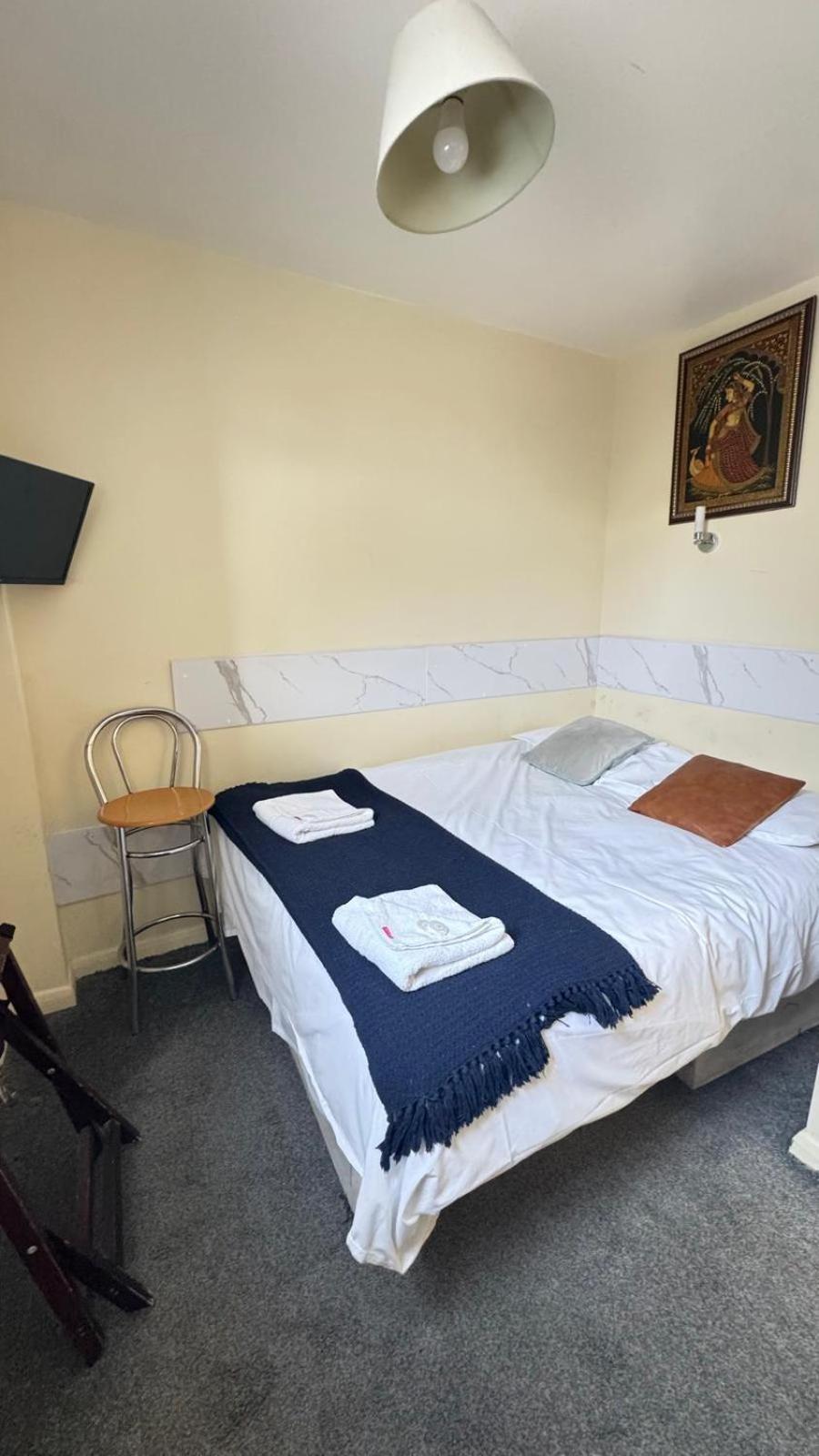 Earls Court 2* London