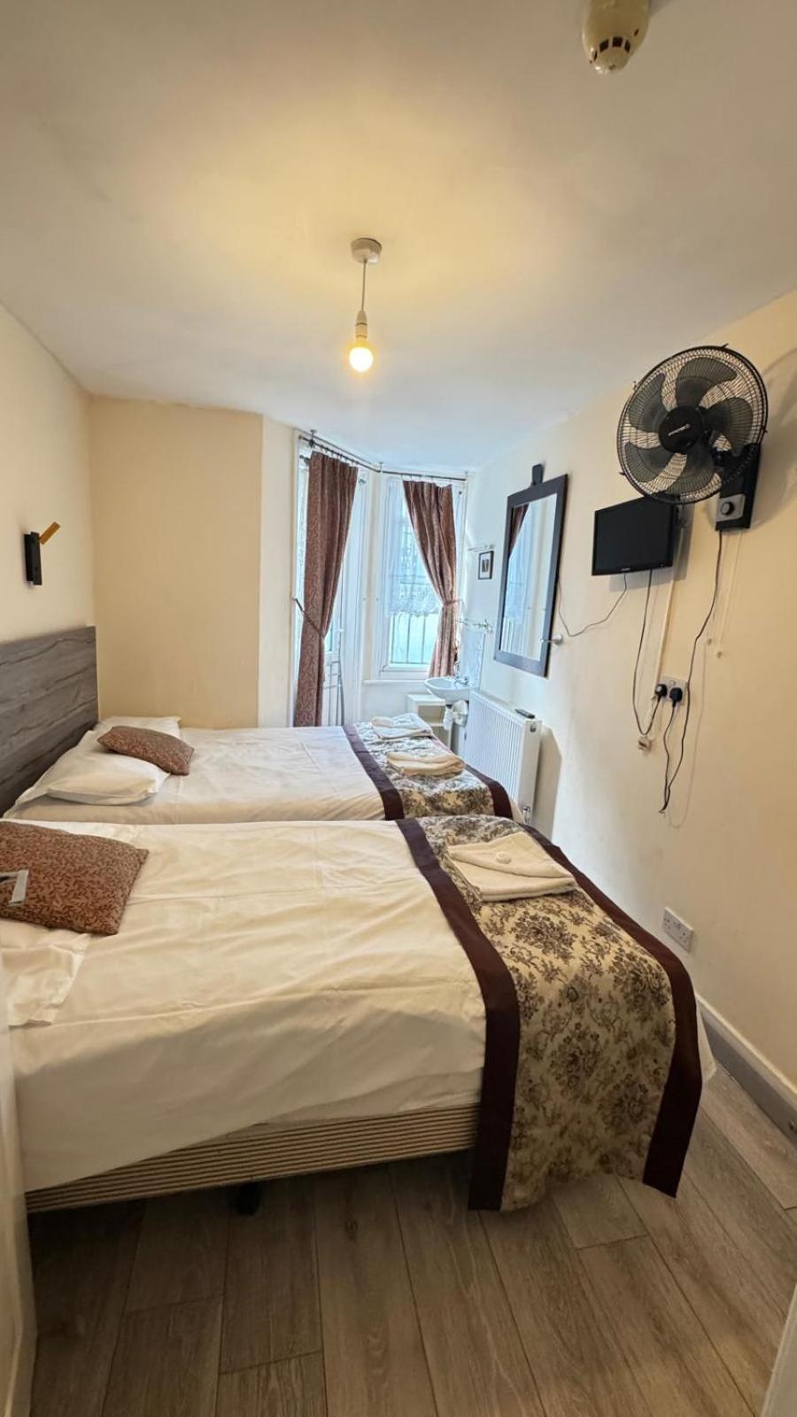 Earls Court Guest house 2*