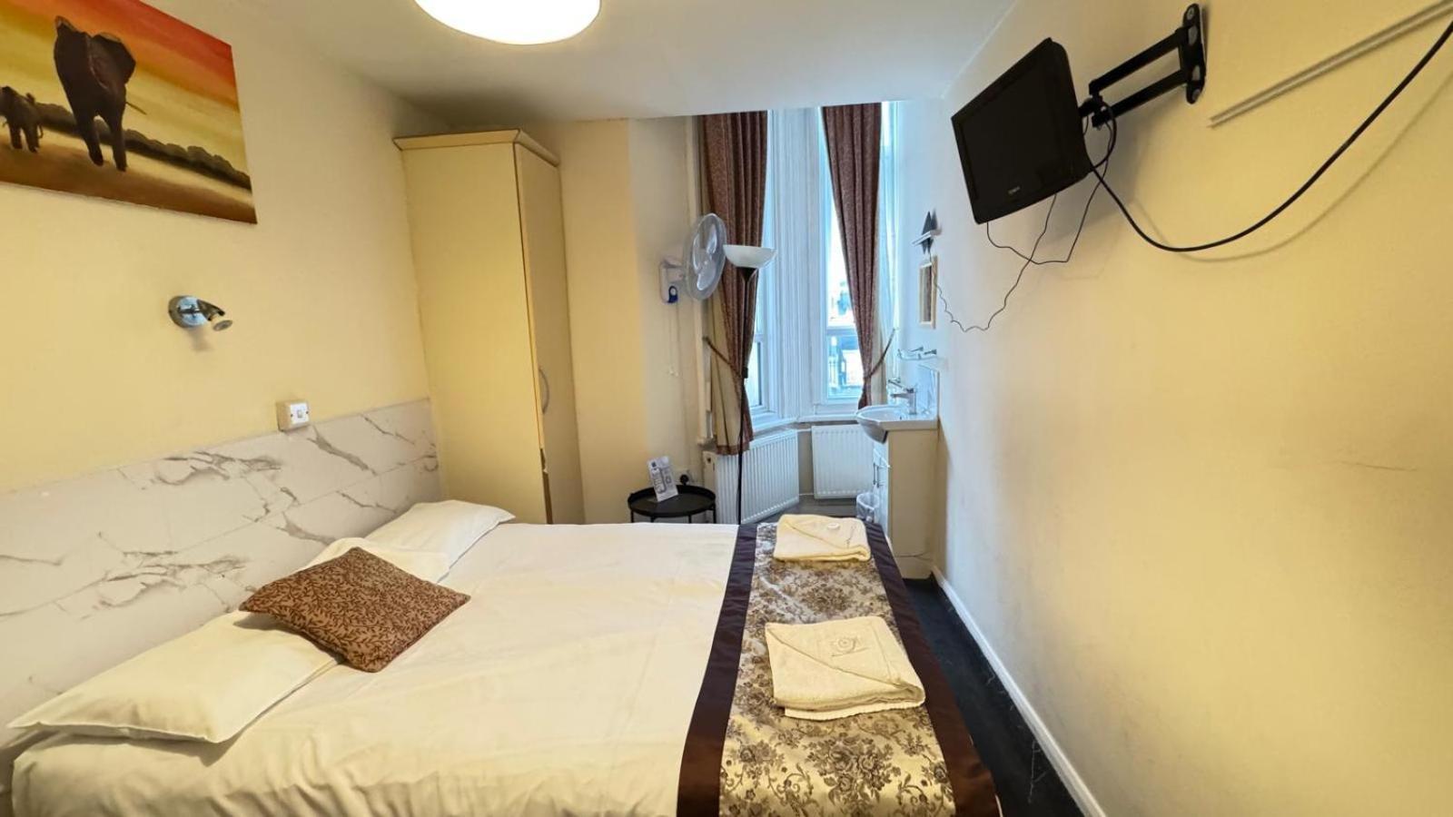 Earls Court 2* London