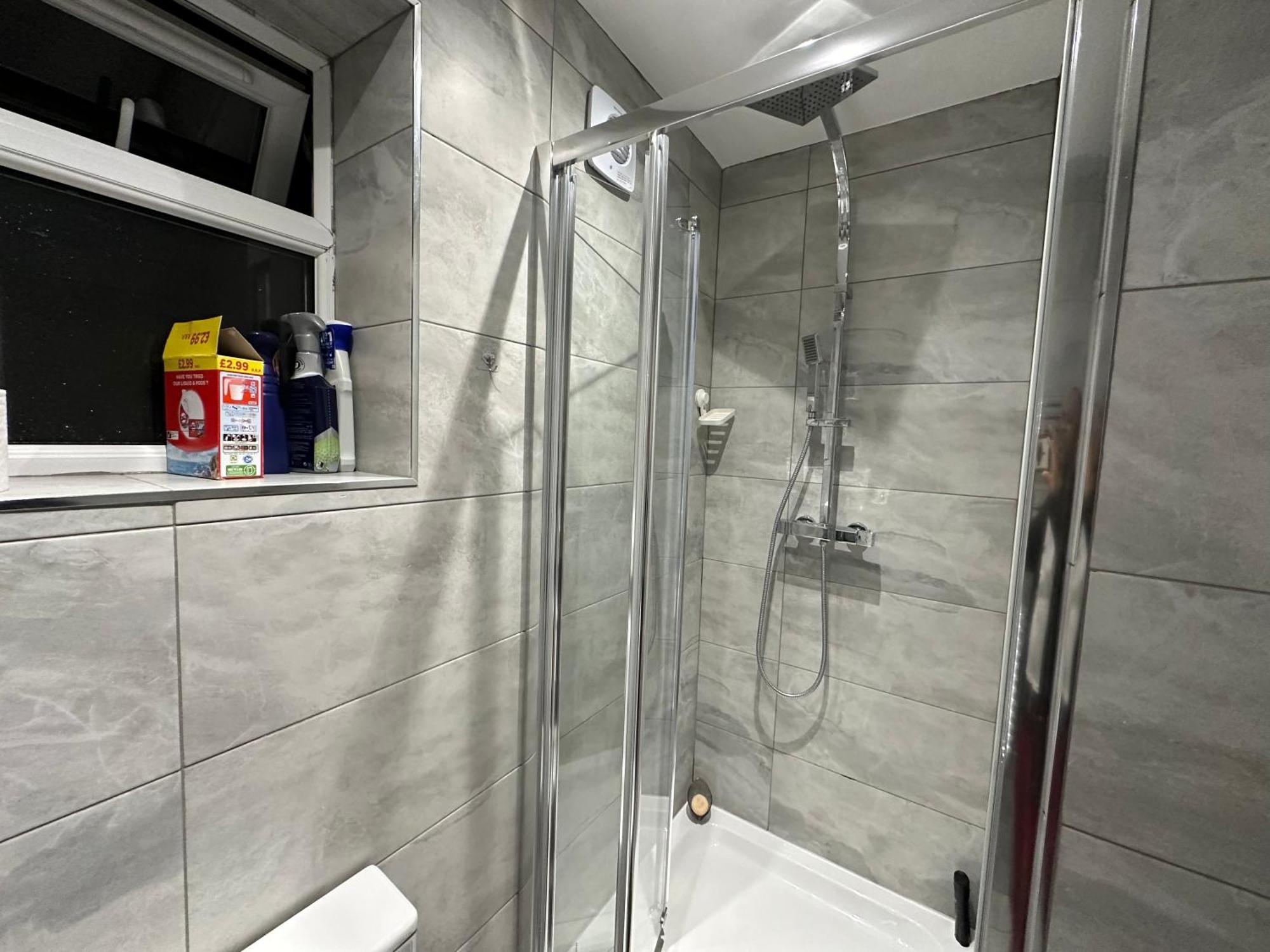 Leilighet 4th Flat With Private Own Bathroom A Luxury Family Setup And Furnished With Double Bed A Double Futon-sofa Bed A Single Futon Bed A Baby Cot And Garden And Free Parking London