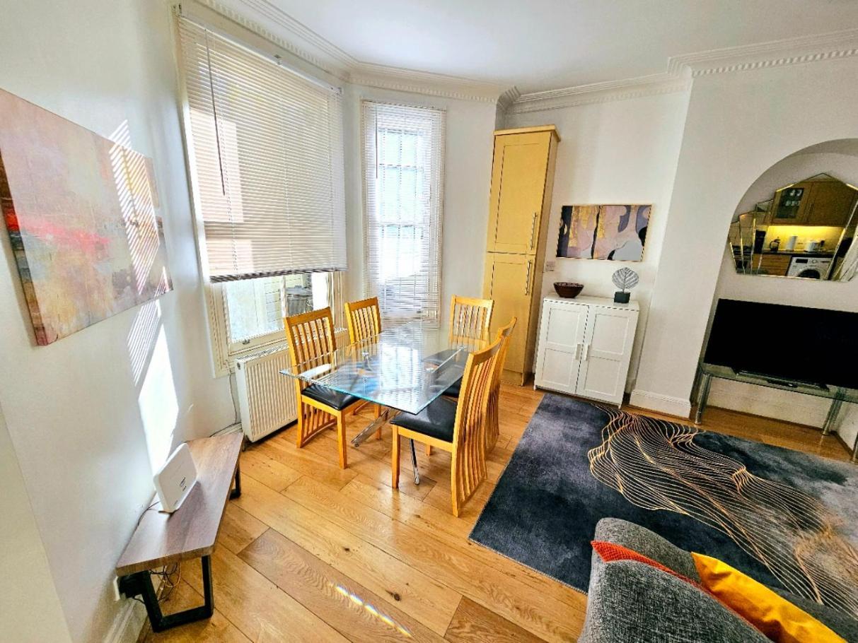 Spacious & Cosy 2 Bedroom 2 Sofa-beds With Private Entrance And Back Patio, 3 Min Walk To Earl's Court Station Appartement Londen