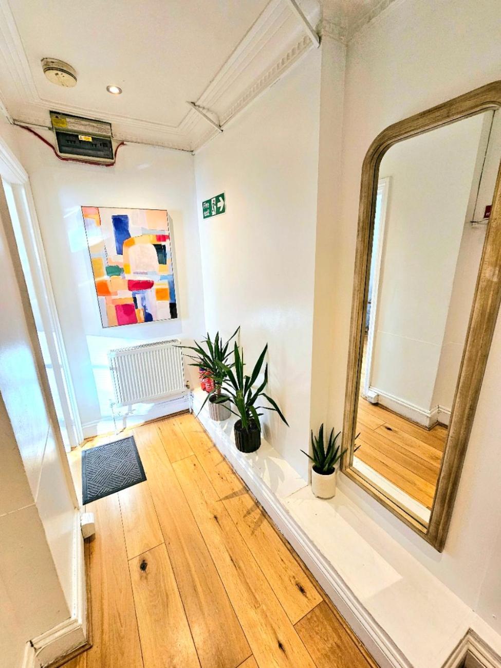 Spacious & Cosy 2 Bedroom 2 Sofa-beds With Private Entrance And Back Patio, 3 Min Walk To Earl's Court Station Londen
