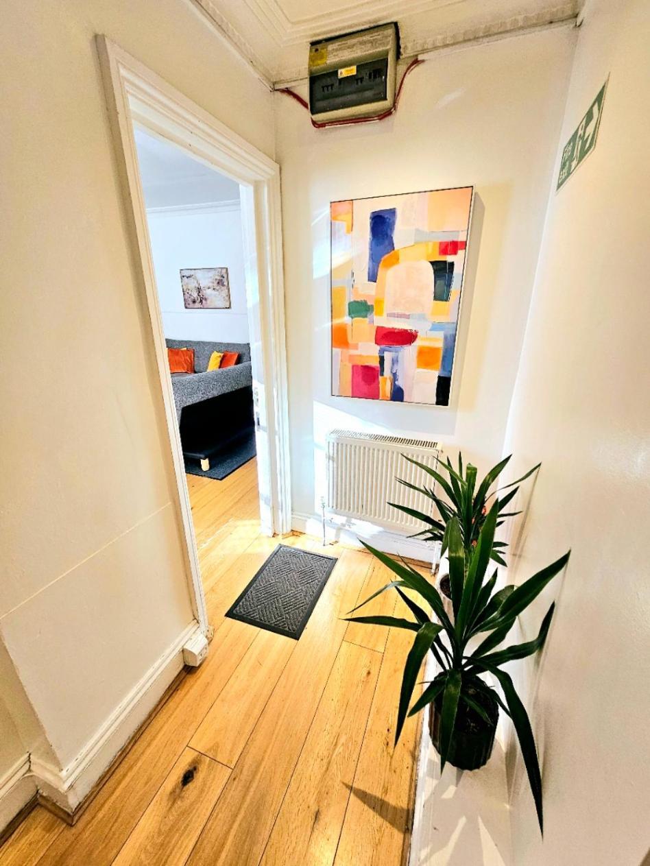 Spacious & Cosy 2 Bedroom 2 Sofa-beds With Private Entrance And Back Patio, 3 Min Walk To Earl's Court Station Londen