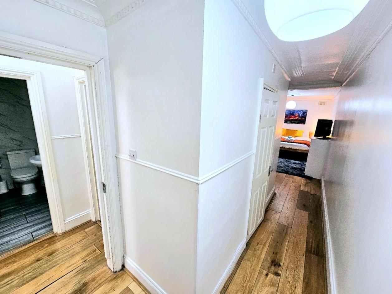 Spacious & Cosy 2 Bedroom 2 Sofa-beds With Private Entrance And Back Patio, 3 Min Walk To Earl's Court Station * Londen