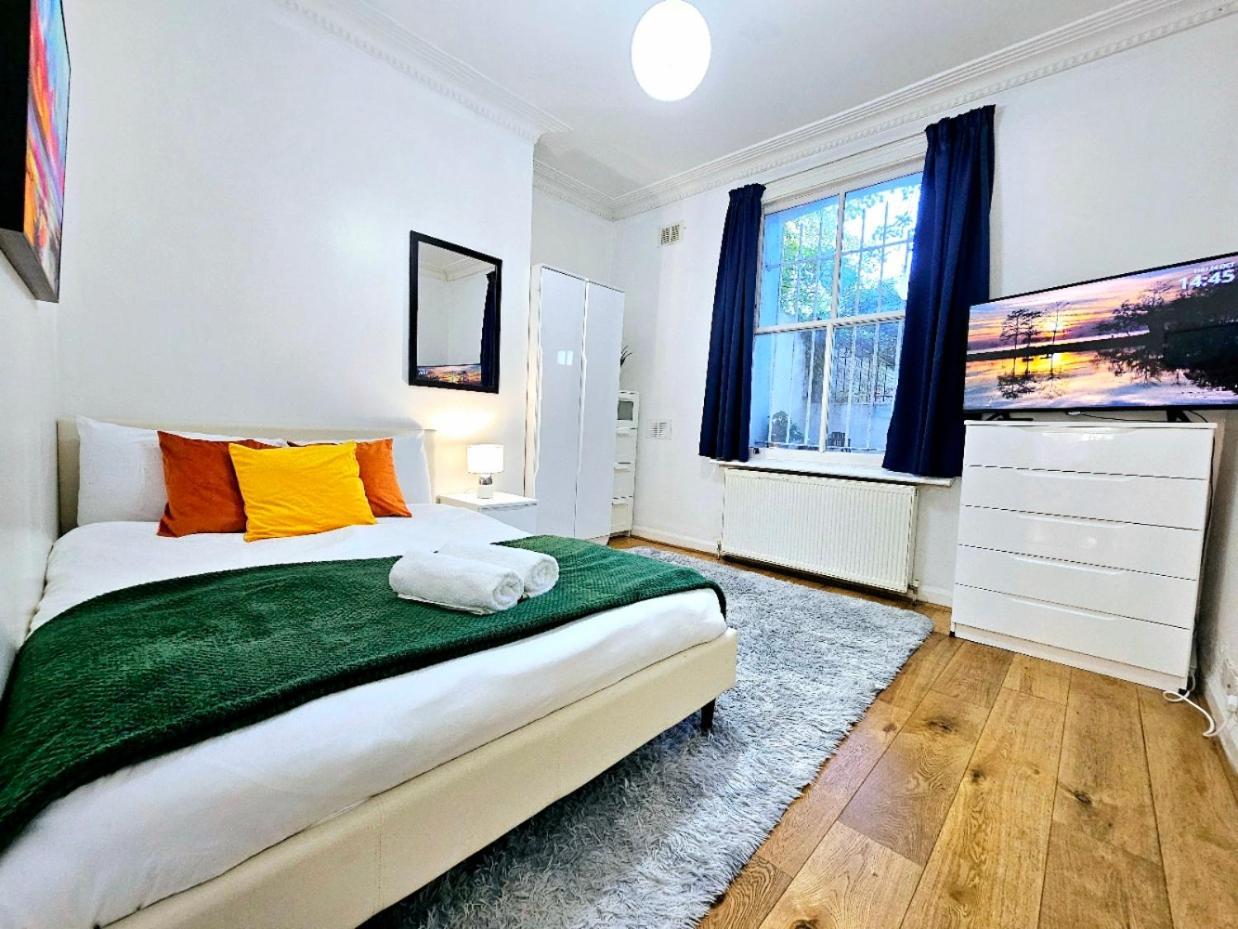Spacious & Cosy 2 Bedroom 2 Sofa-beds With Private Entrance And Back Patio, 3 Min Walk To Earl's Court Station Londen