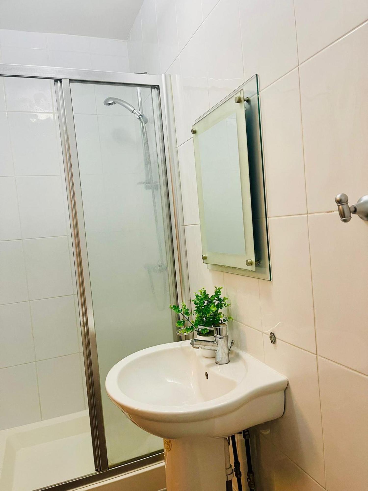 Ensuite Family In Stratford London