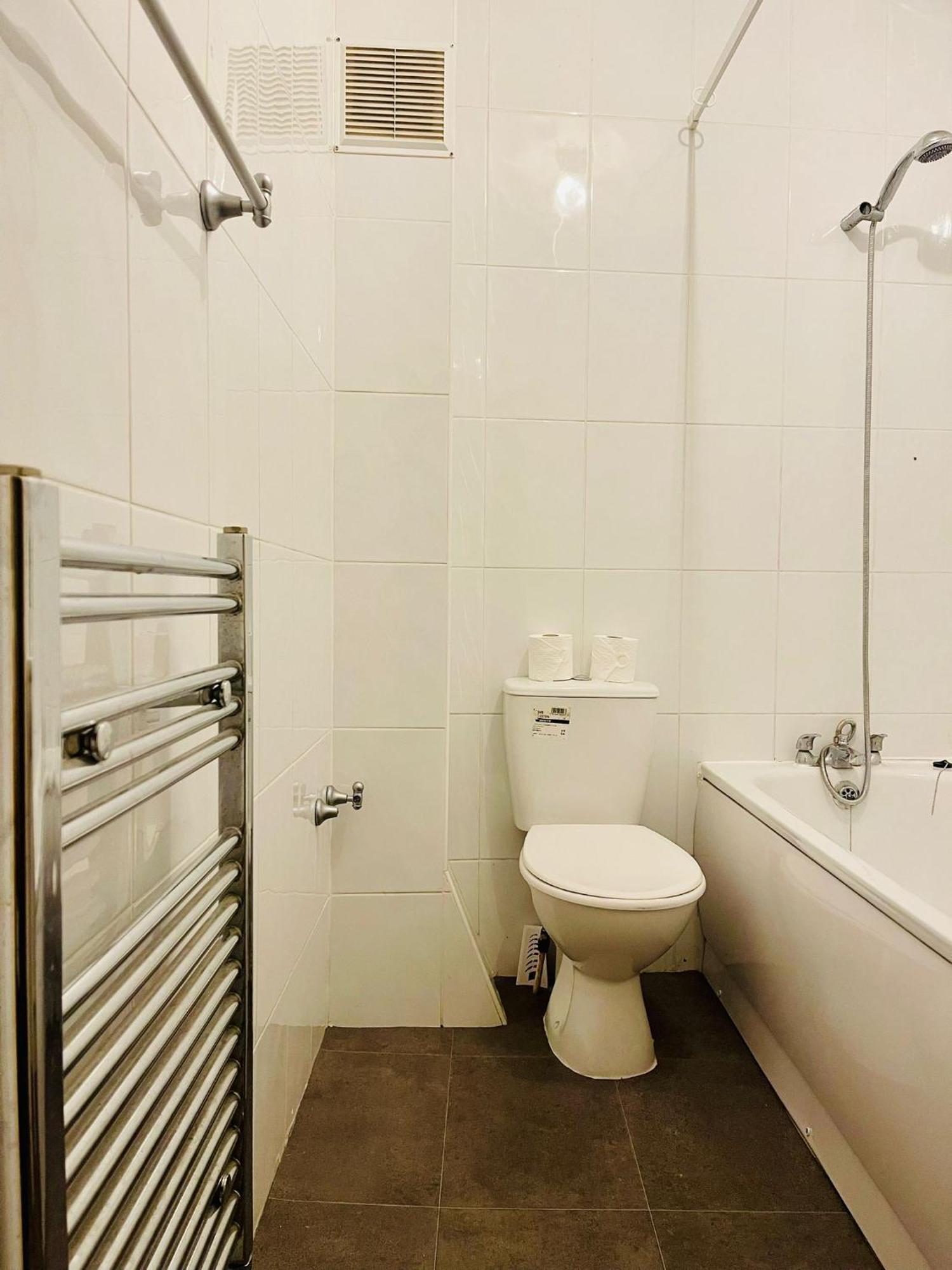 Ensuite Family In Stratford London