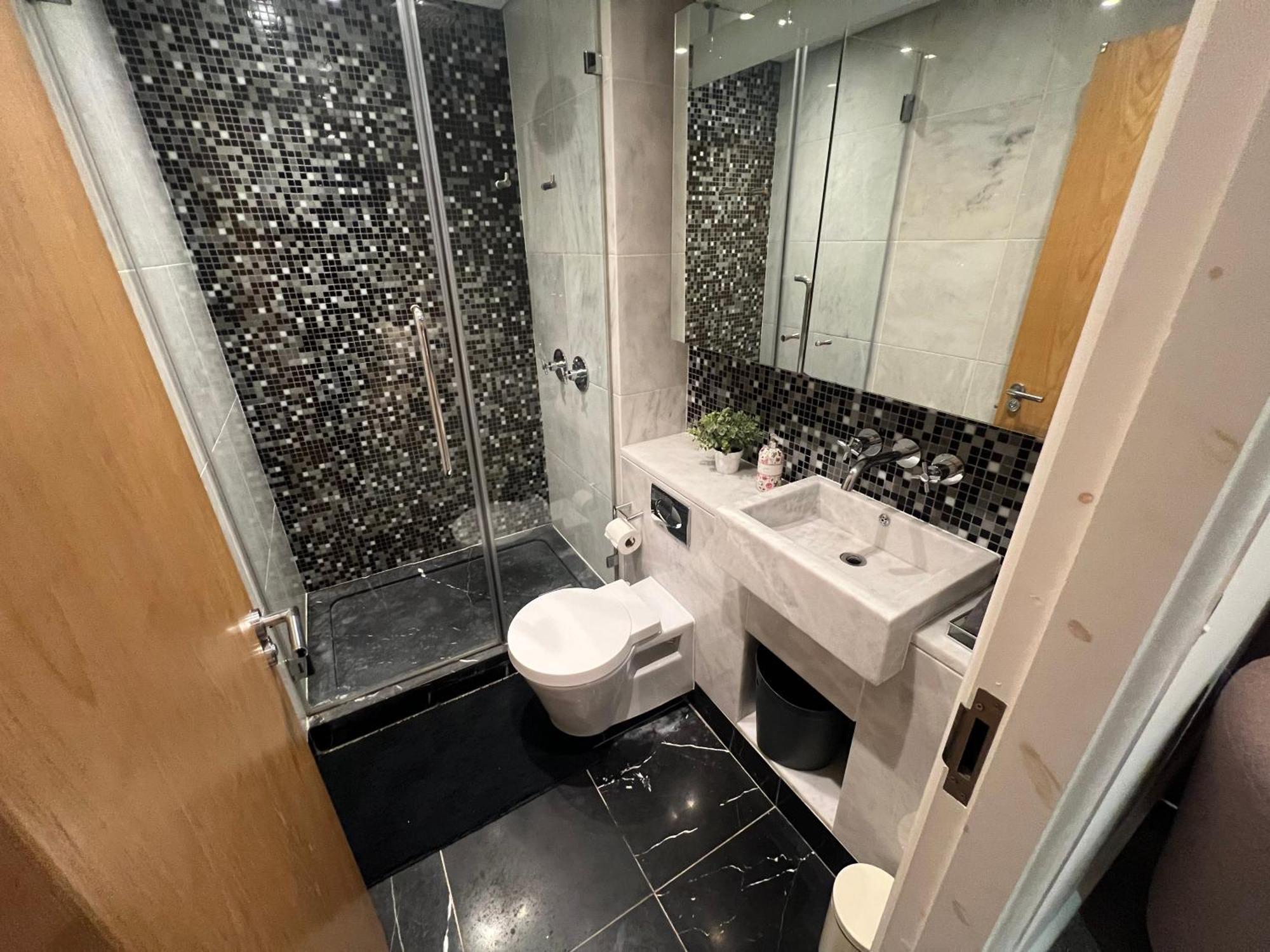 Panoramic View In Canary Wharf Penthouse Apartment