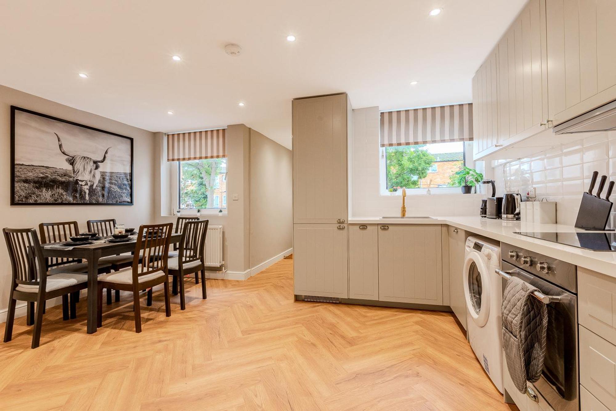 Vakantiehuis Battersea Spacious Perfect For Family And Groups With Free Parking Sleep 8