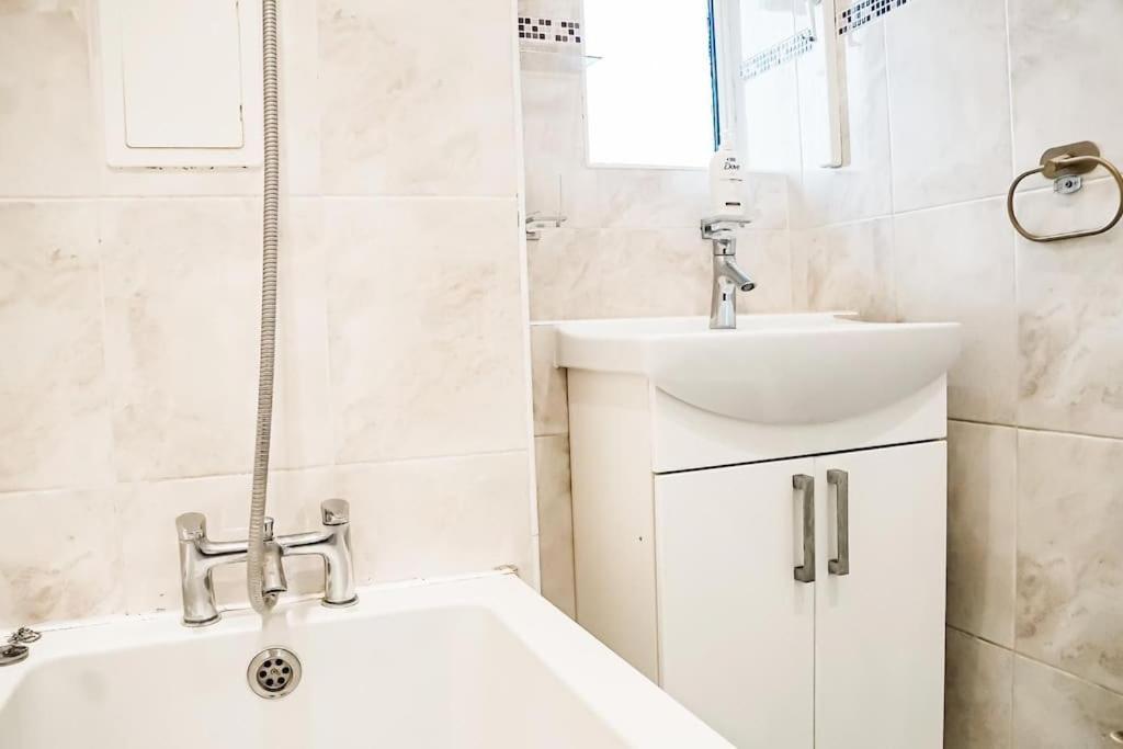 Spacious 3 Bedroom Flat Apartment *