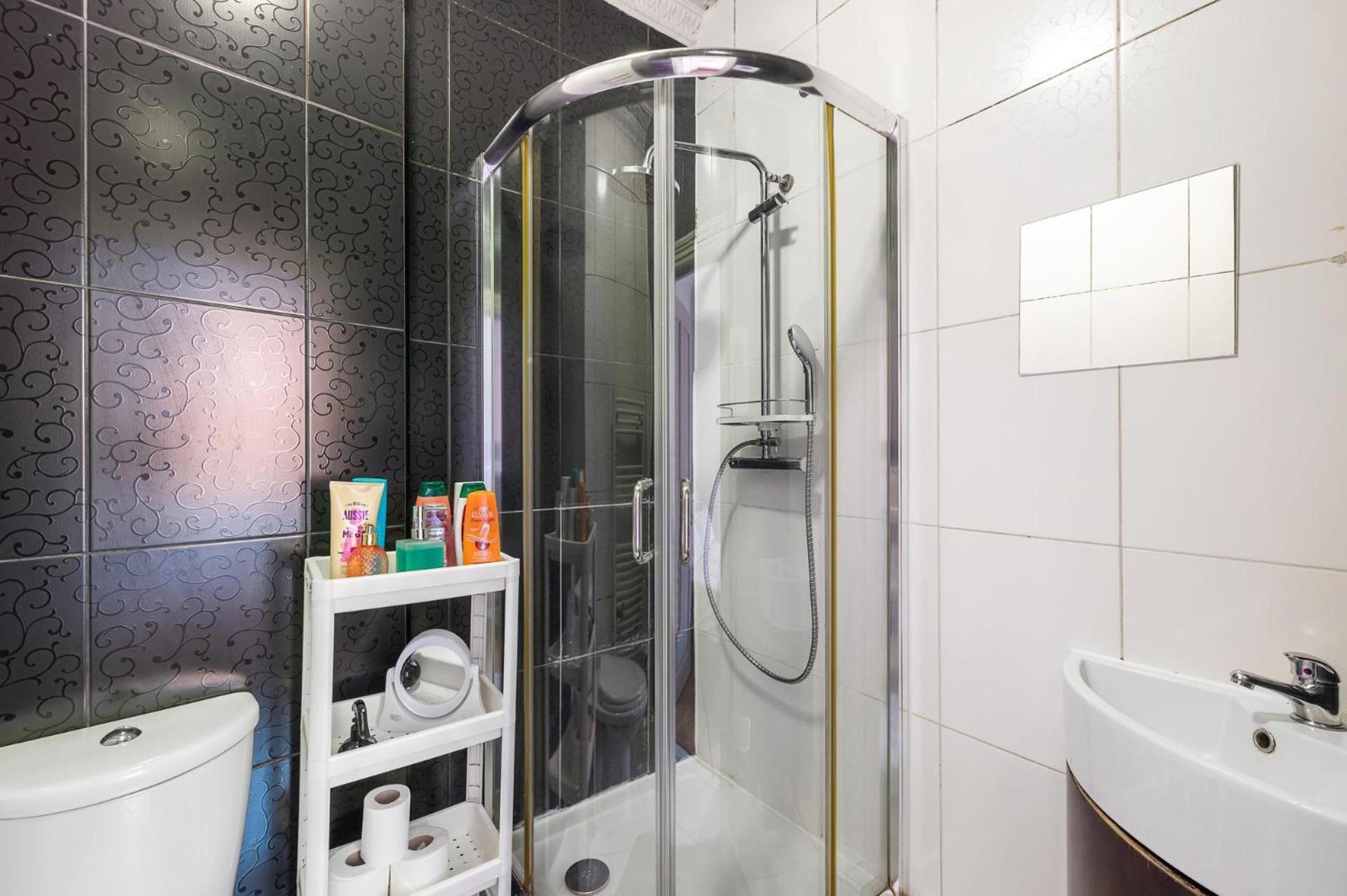 Flat Offers Superb Transport Connections * London